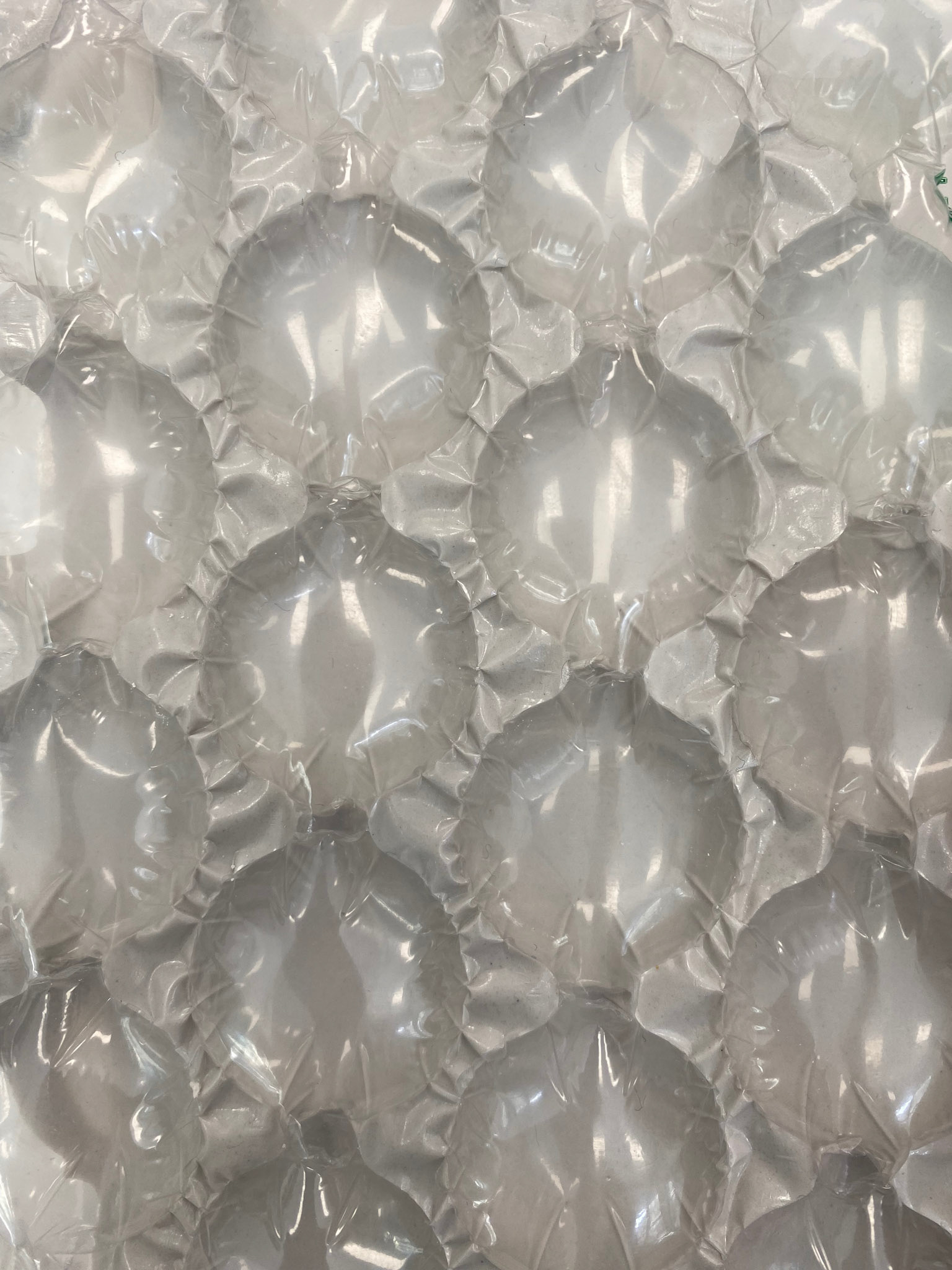 Gips in bubbelplastic