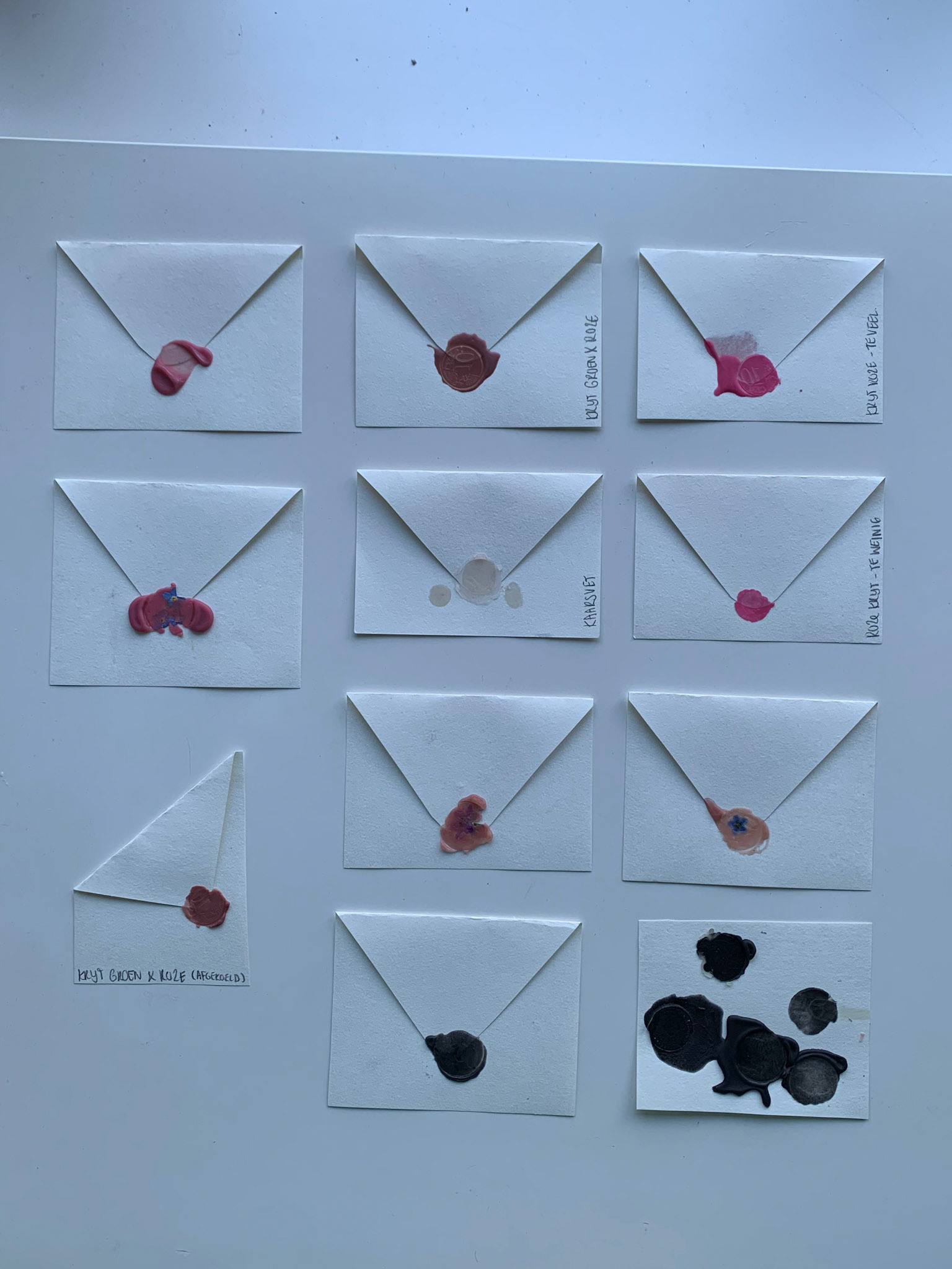 Stempels/zegels van kaarsvet en waskrijt, met bloemetjes en houtskool.