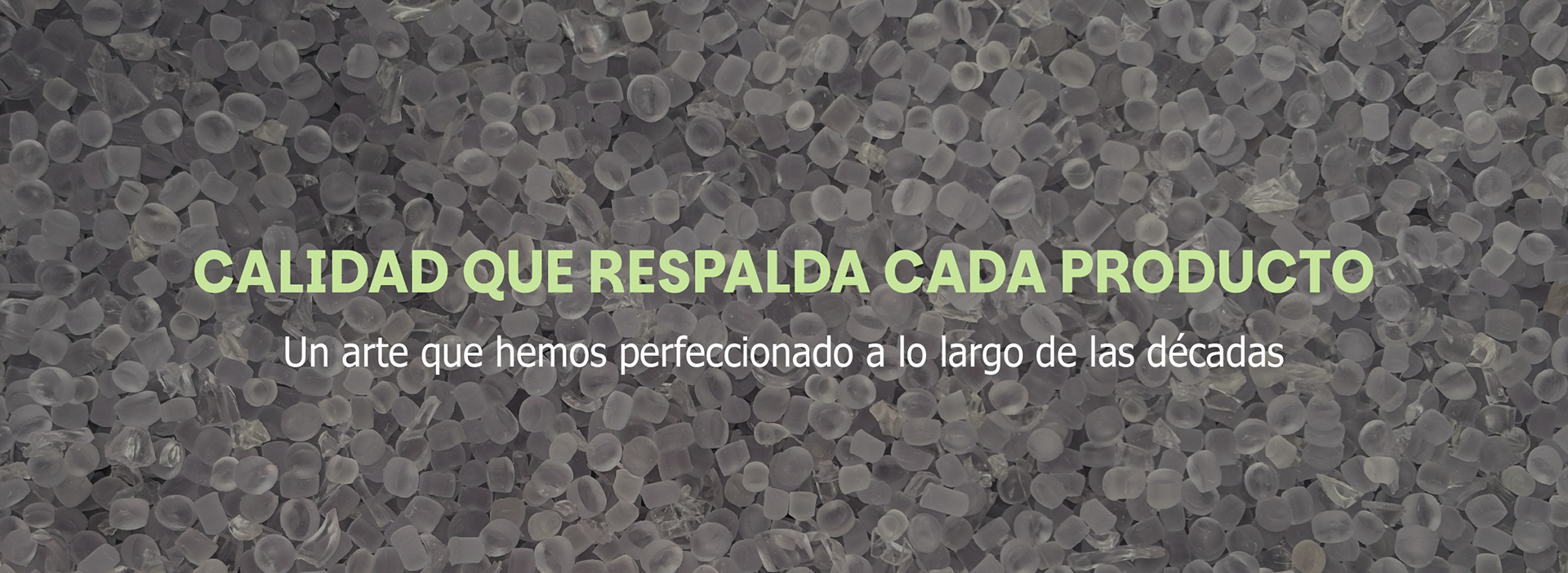 Fondo de gránulos de PVC virgen, con el texto: “Calidad que respalda cada producto. Un arte que hemos perfeccionado a lo largo de las décadas”.