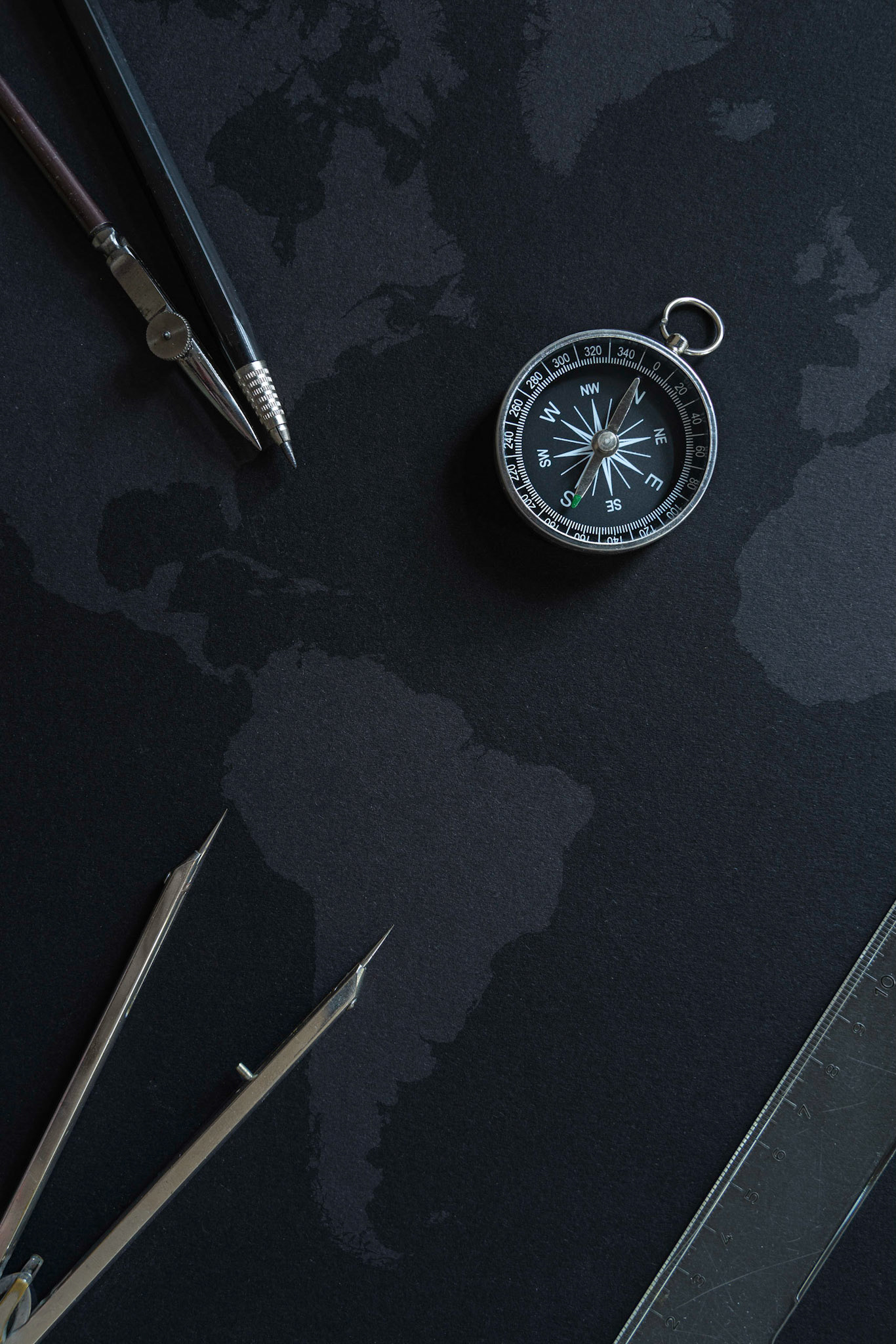 Kompass und Zirkel auf Schwarz Hoch