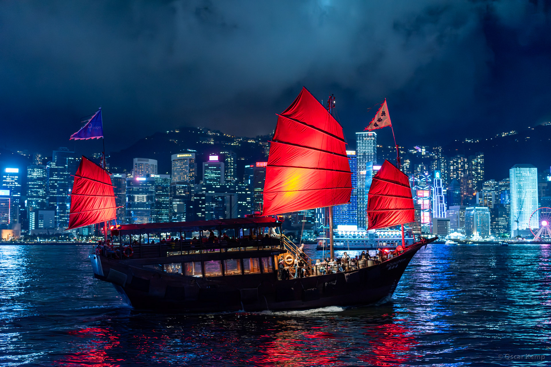 Tsim Sha Tsui Public Pier / Traditional Chinese junk in Victoria Harbour [China, 2025 05]