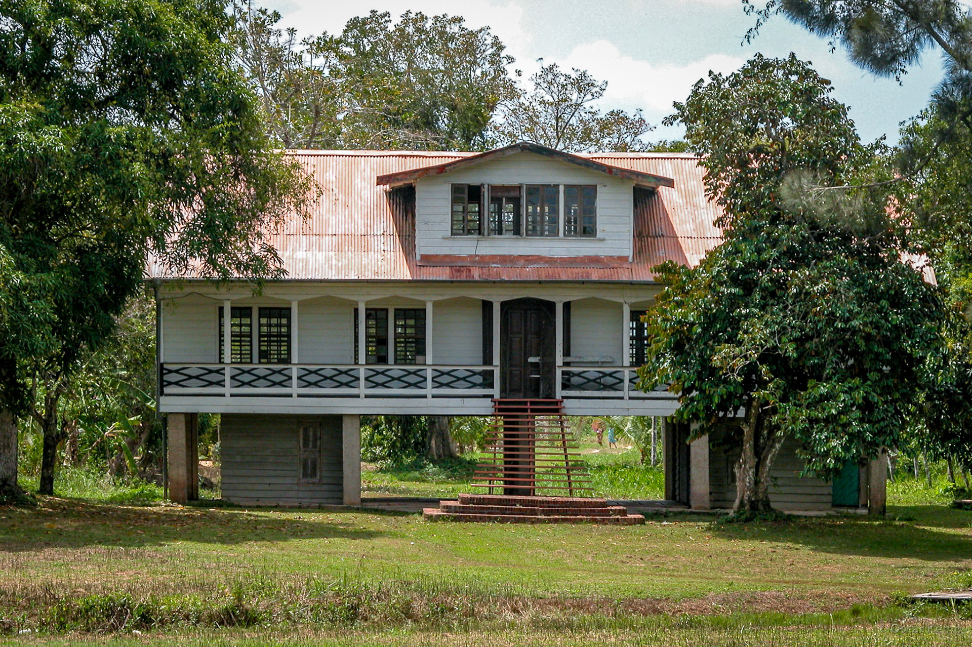 Nieuw Amsterdam / Partly restored house of former plantation director [Suriname, 2004 09]
