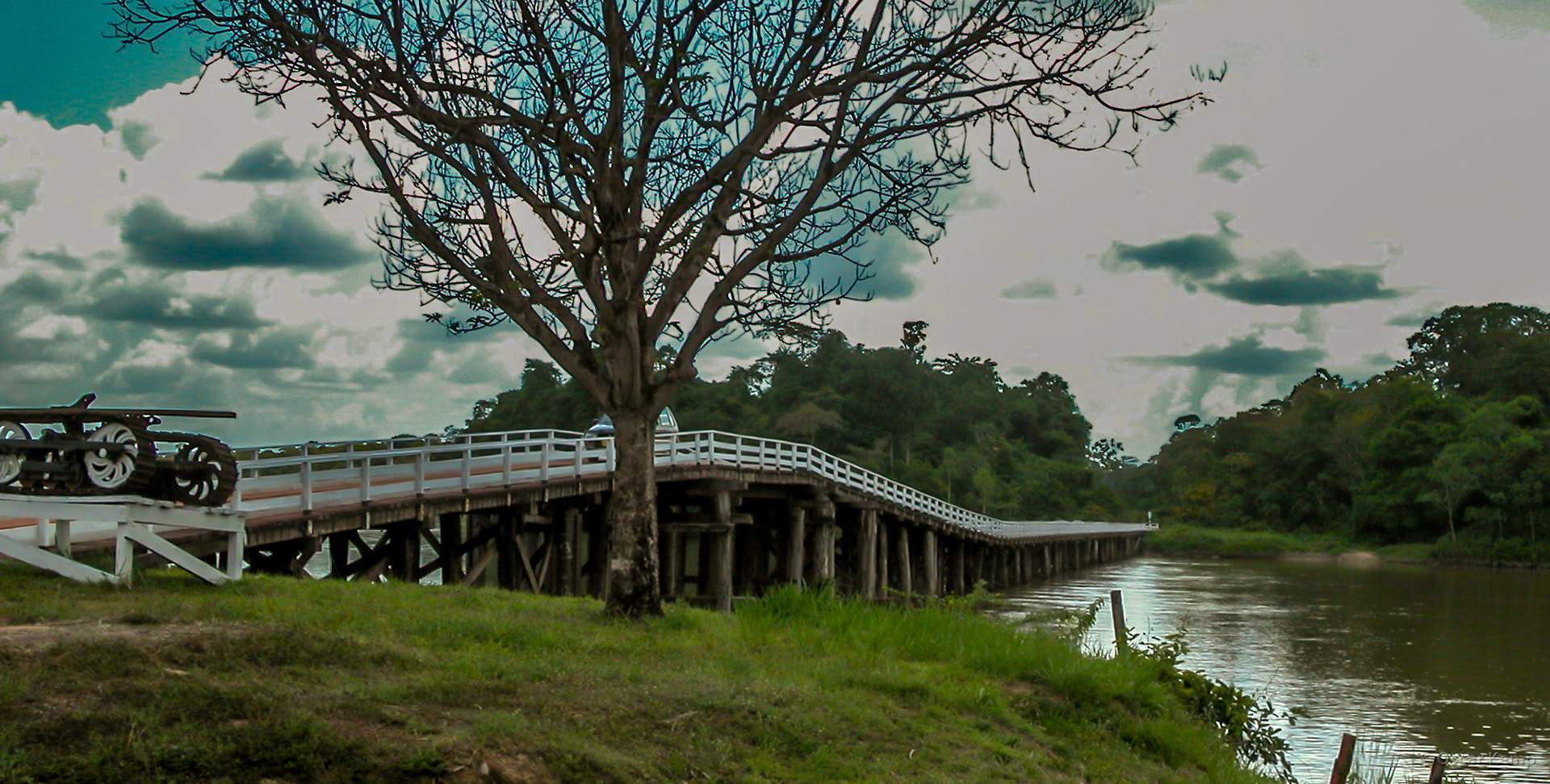 Pikin Sarong / Old wooden bridge over Saramacca Rivier, replaced by modern concrete bridge [Suriname, 2004 09]