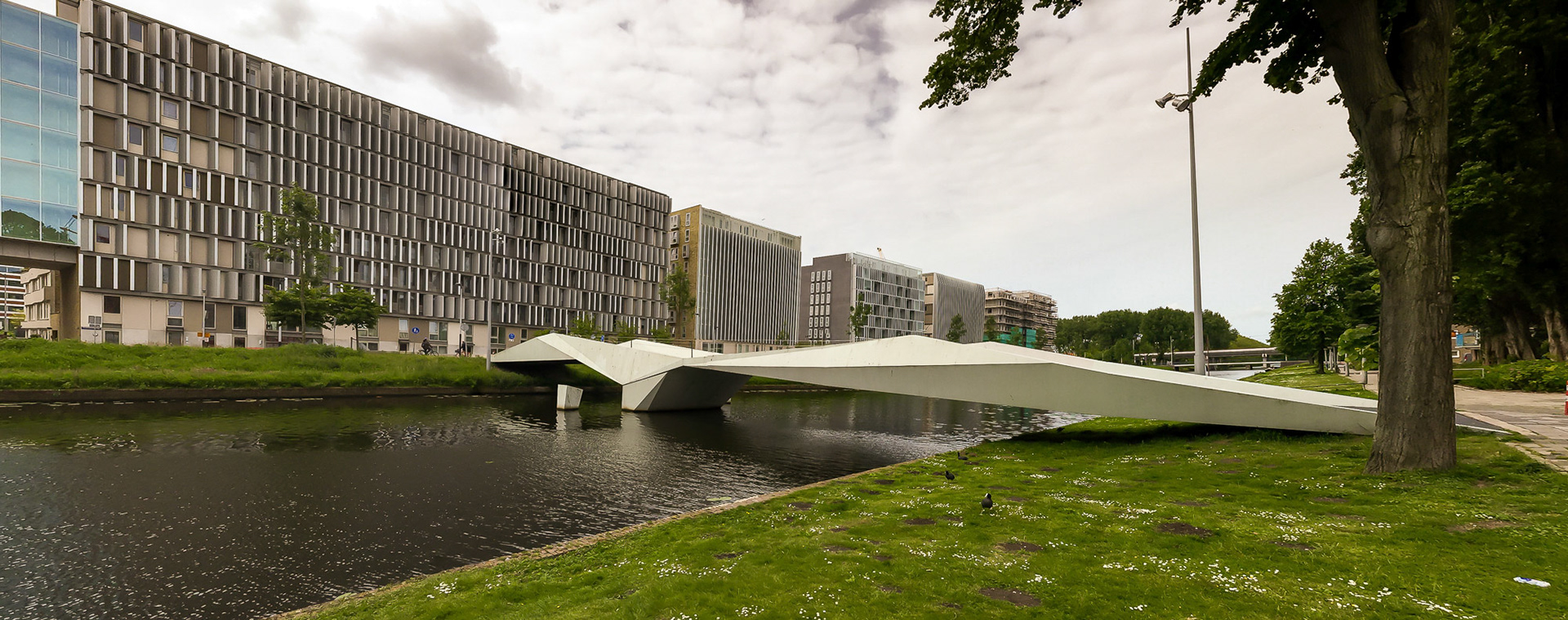 Fietsbrrug over Erasmusgracht in stadsdeel Bos en Lommer