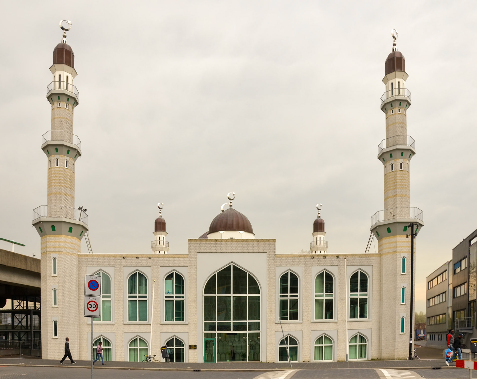 Taibah moskee.Gesticht door de in Suriname geboren Muhammad Junus Gaffar (1940-2020) en ontworpen door architect Paul Haffmans