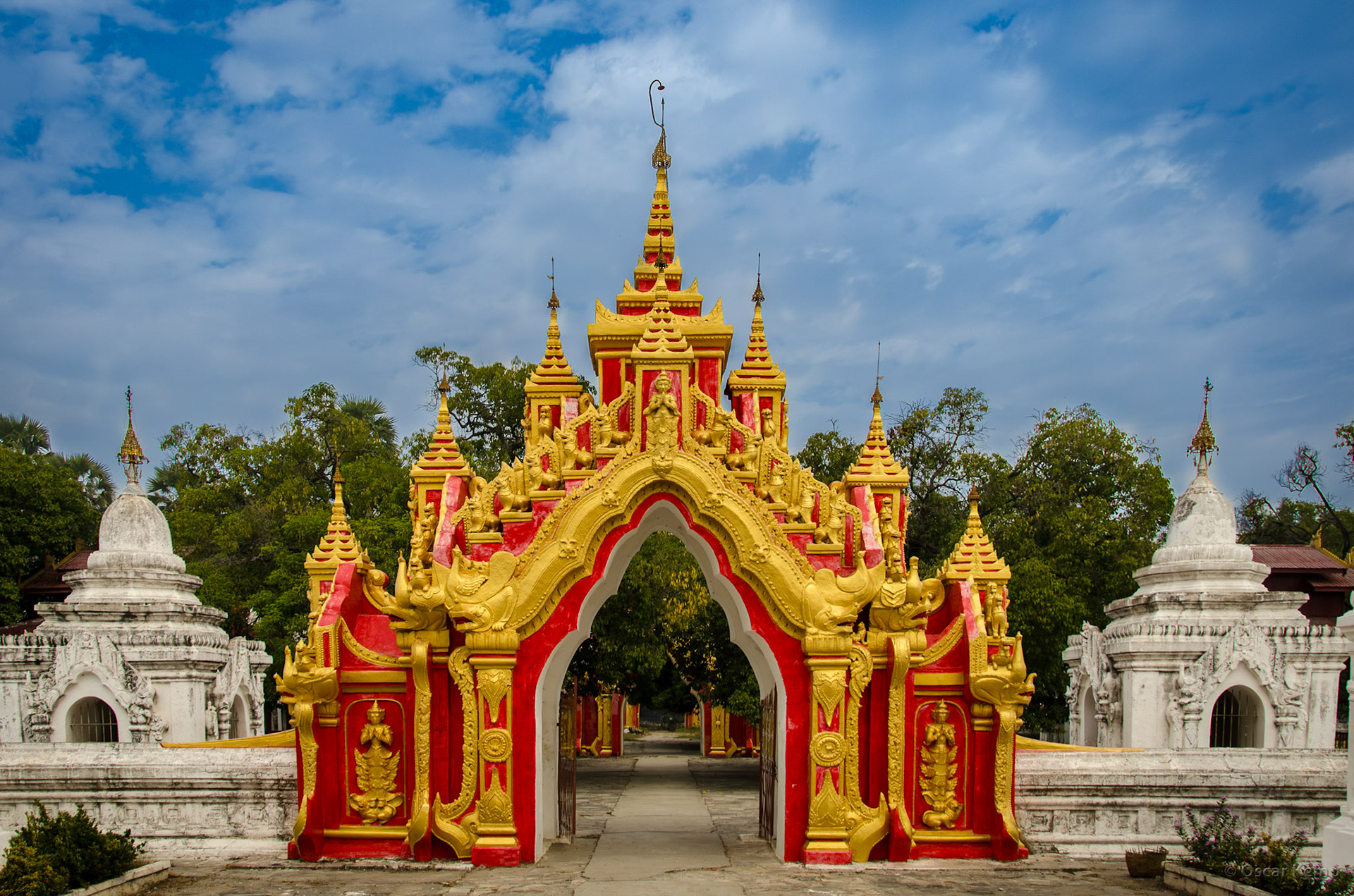 Kuthodaw Pagoda, Mandalay Hill / Colorful, imposing gates to the largest book in the world (stone tablets inscribed with the Tripiṭaka) [Myanmar, 2012 01]