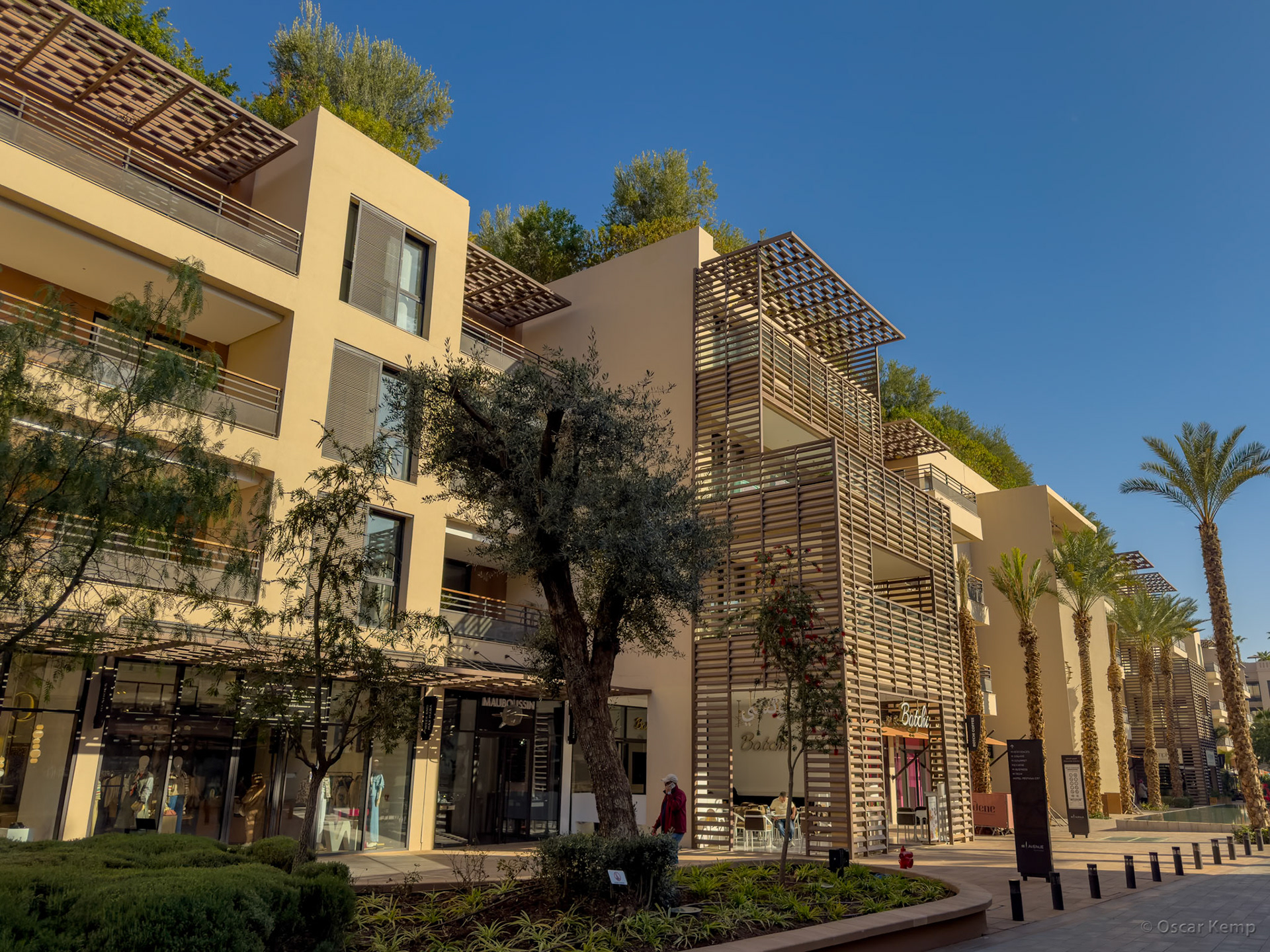 Marrakech-Av Masjid Musalla / Modern open shopping street with private apartments on the upper floors [Marocco, 2025 02]