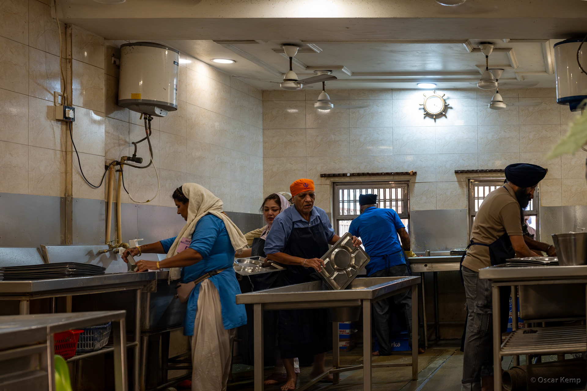 New Delhi-Patel Chowk / Dedicated dishwashing team of the kitchen of the Sikh community's prayer house (Gurdwara) [India 2025 11]