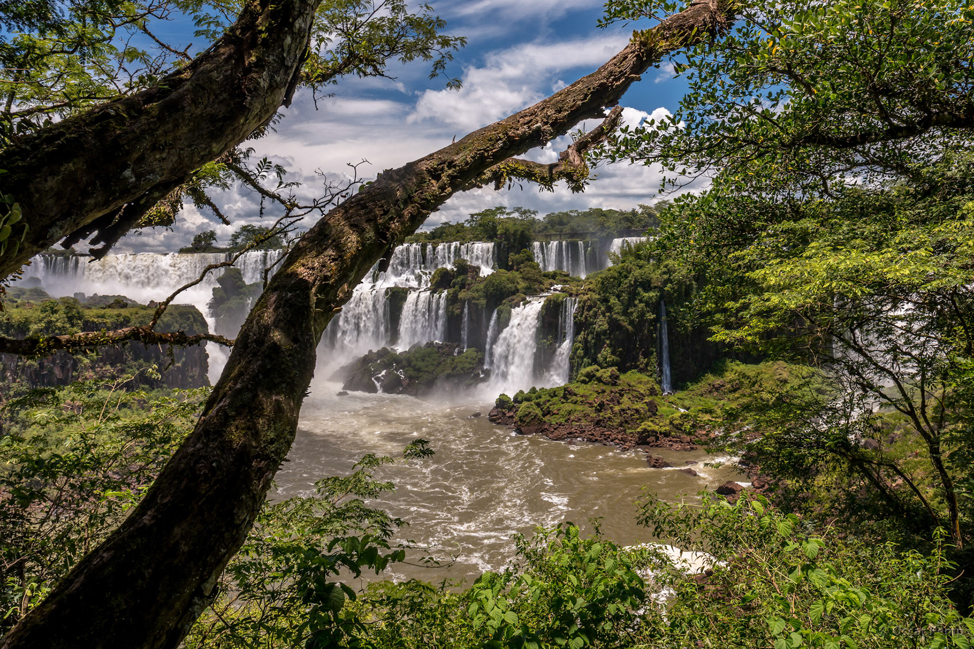 Argentinean Iguazú / View of the extensive waterfalls from the Argentinean shore [2016 12]