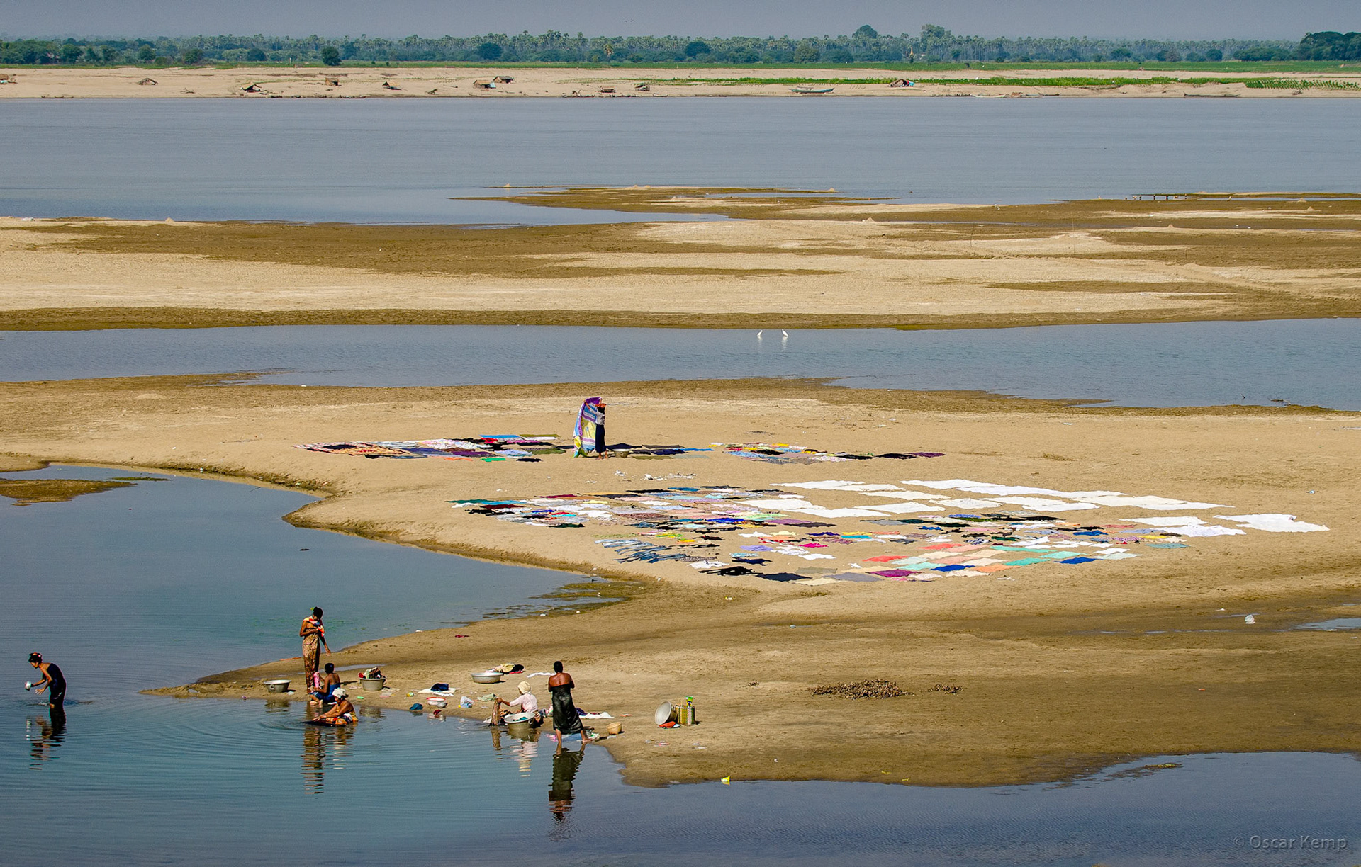 Irrawaddy River, Bagan / Washerwomen and sun-dried colorful laundry on a dried-up river sandbank [Myanmar, 2012 01]