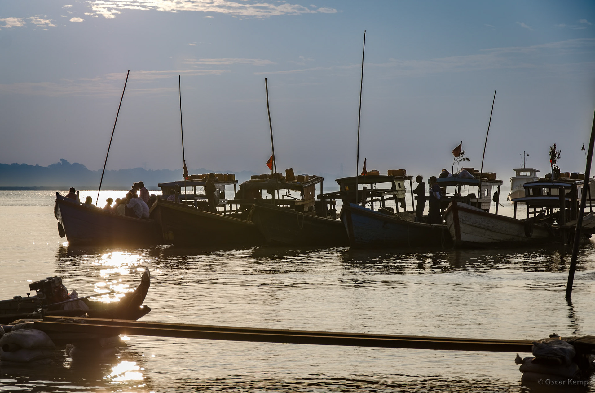 Chindwin rivier / Early commuters on small riverboats [Myanmar, 2012 01]