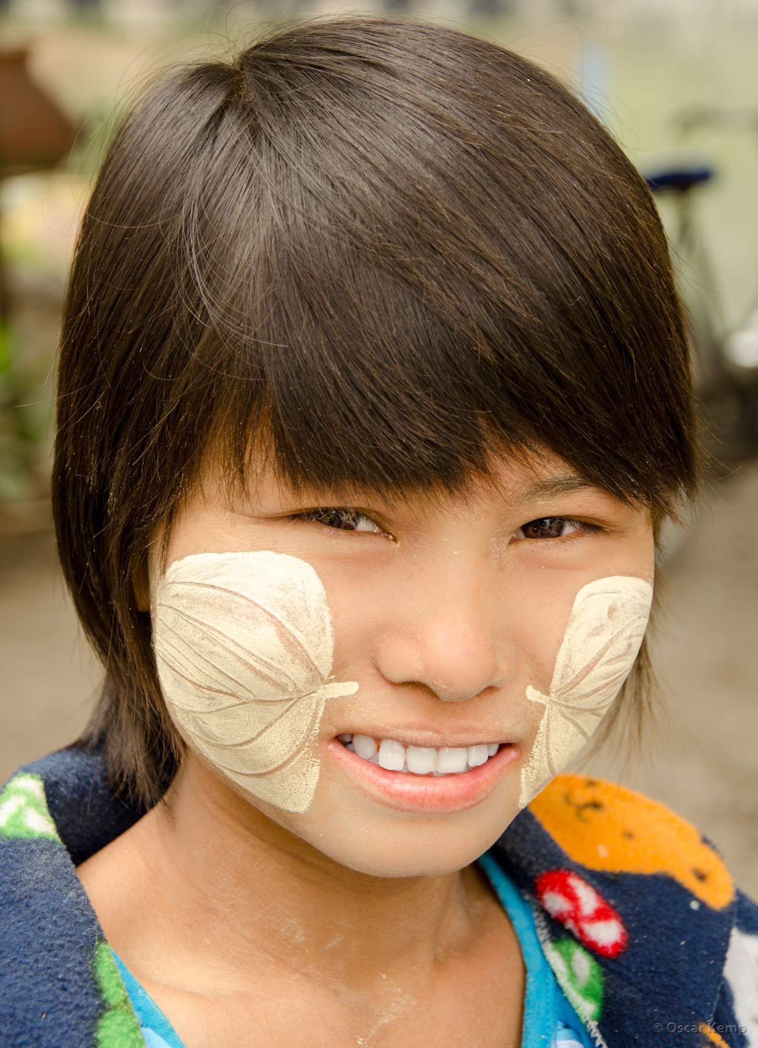near Kuthodaw Pagoda / Myanmarese beauty with commonly used tanaka makeup [Myanmar, 2012 01]