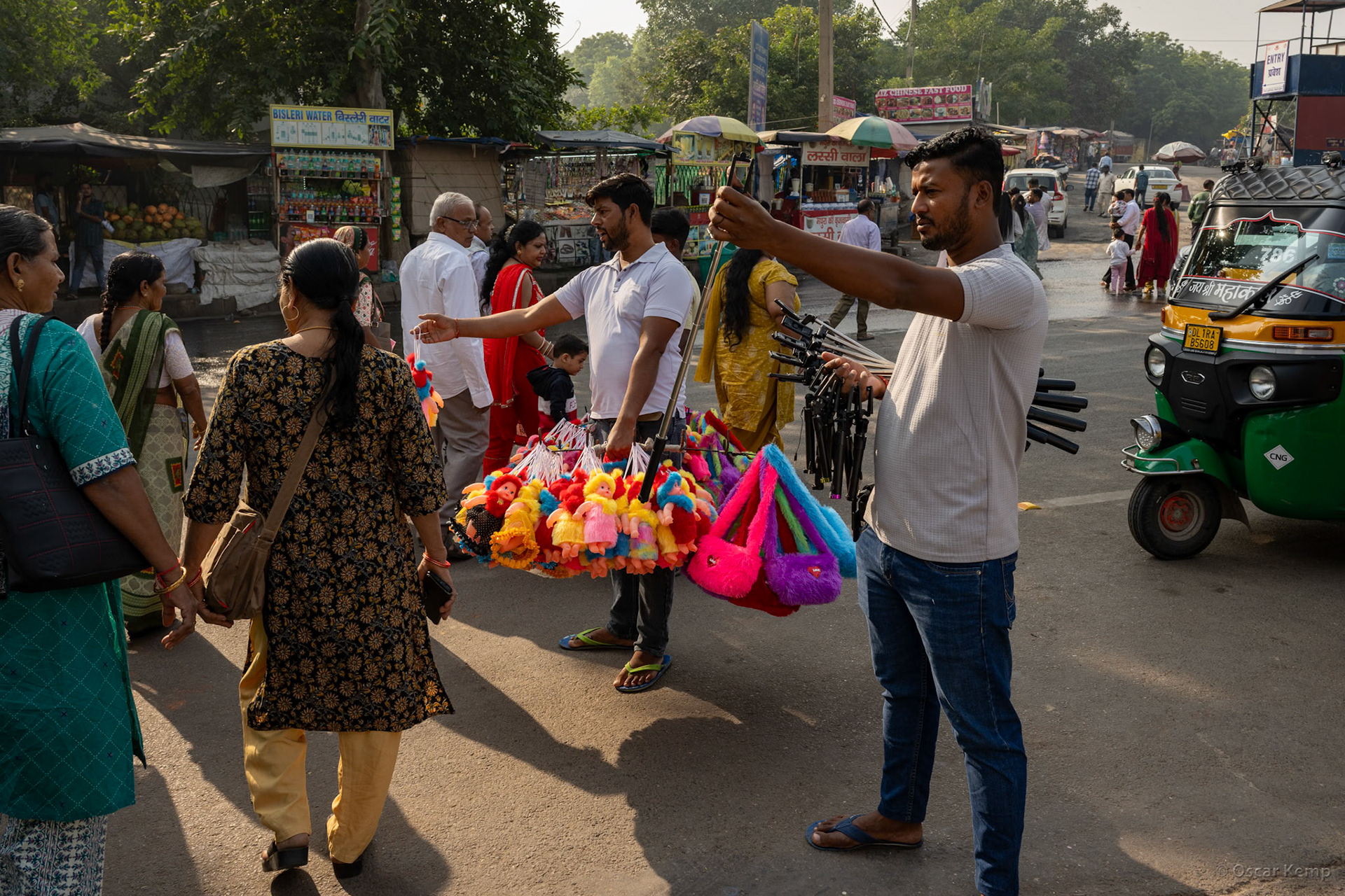 New Delhi-Sant Nagar / Hustling street vendors near Astha Kunj Rd [India 2025 11]