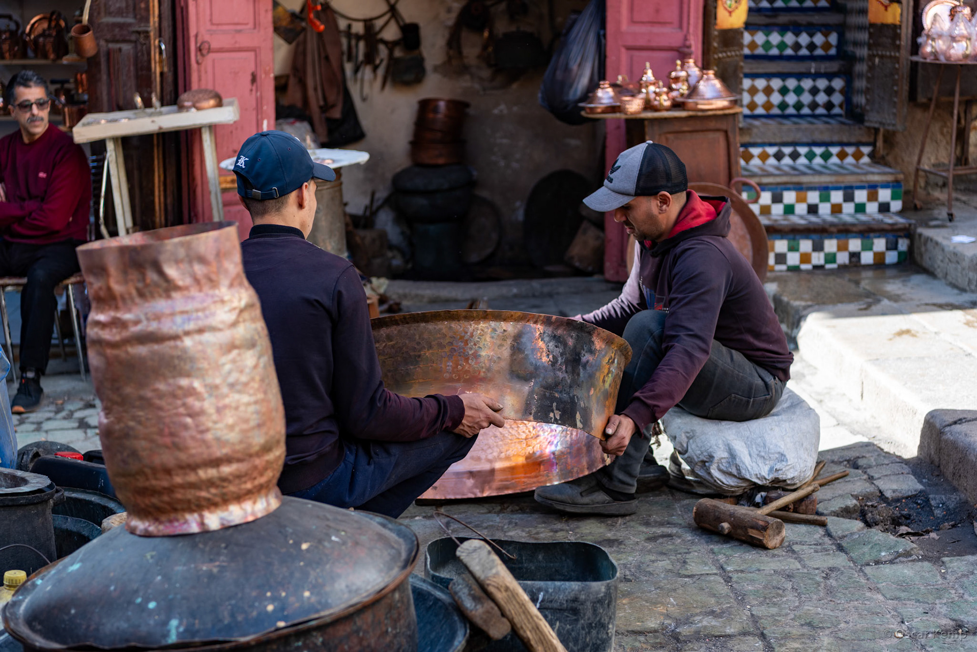 Fes-Rue seffarine / Coppersmiths at work in outdoor workshop [Marocco, 2025 02]