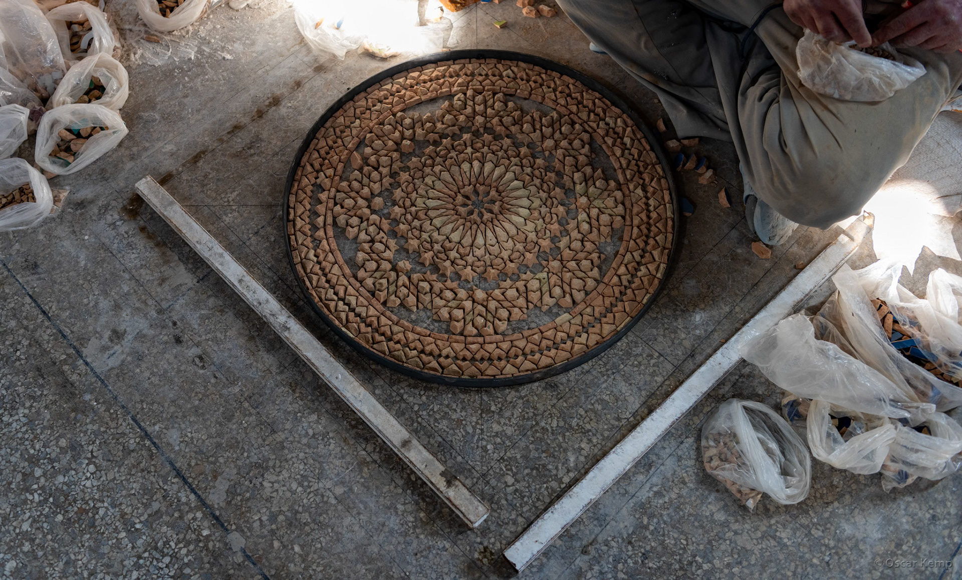 Fes-Quartier Ain Noqbi / Halfway through creating a composite (round) wall tile [Marocco, 2025 02]