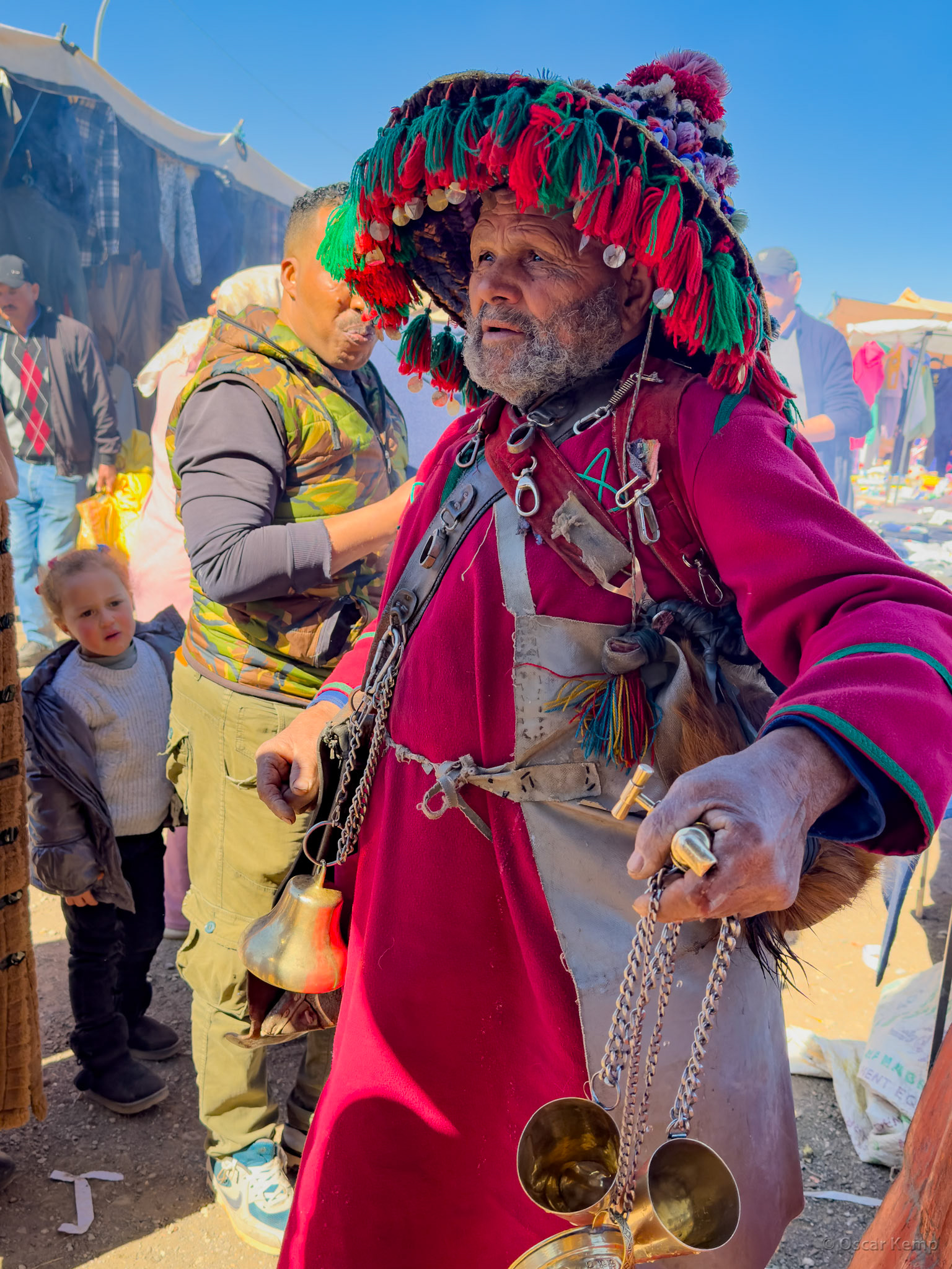 Timahdite-outdoor market / Colorful and eye-catching copper accessories vendor [Marocco, 2025 02]