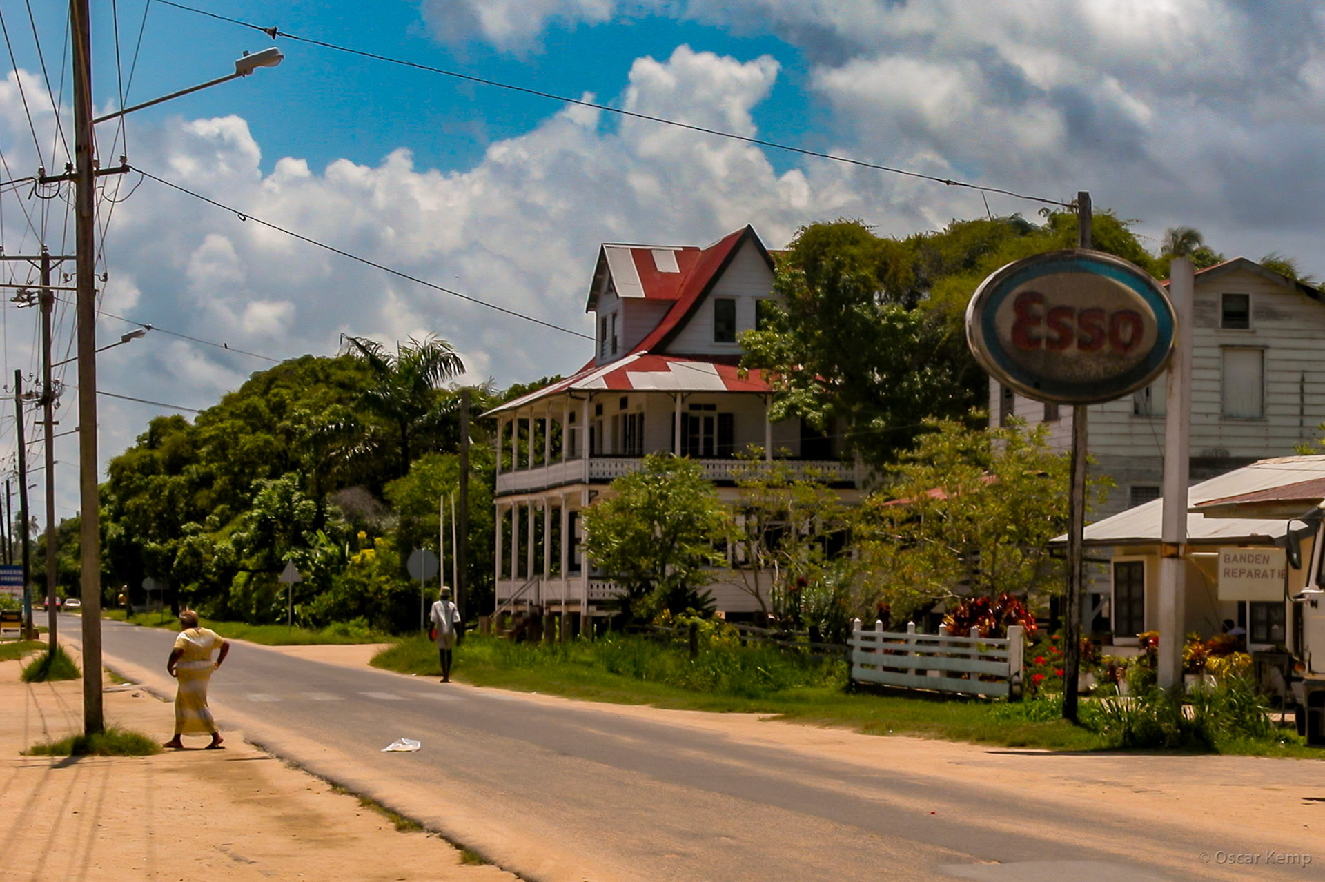 Totness/ Typical scene with the Coronie Guest House in traditional Surinamese architectural style [Suriname, 2004 09]