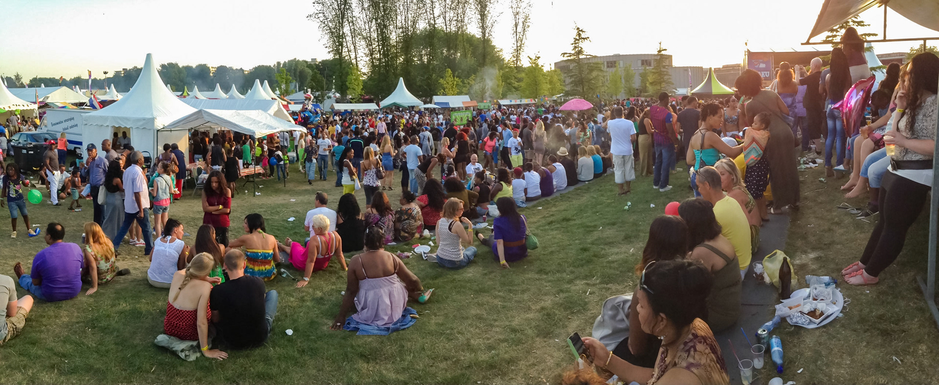 Bezoekers van het populaire Kwakoe Event (voetbaltournooi) in het Nelson Mandelapark