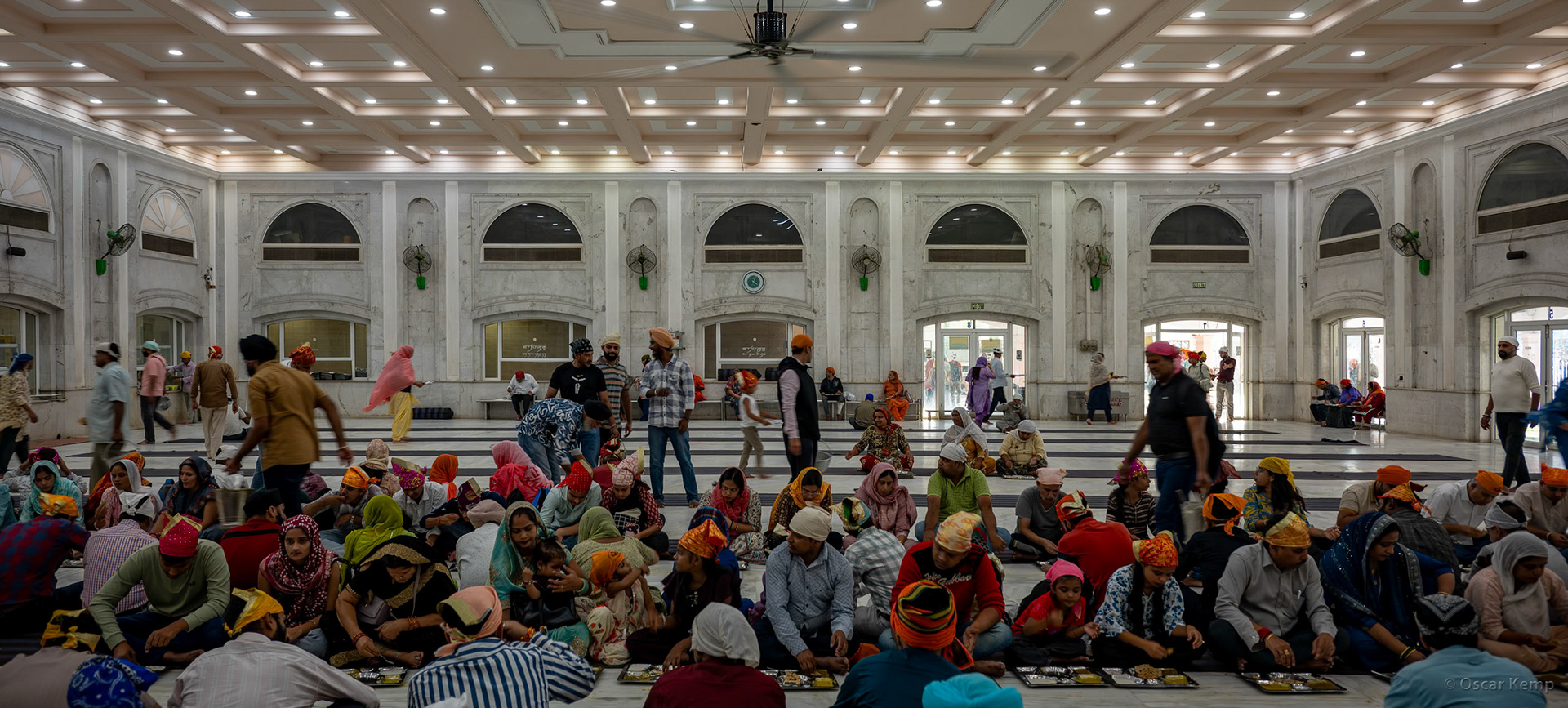 New Delhi-Patel Chowk / Serving and communal consumption of meals in the beautiful Langar hall (community room) of the Gurdwara (Sikh place of worship) [India 2025 11]