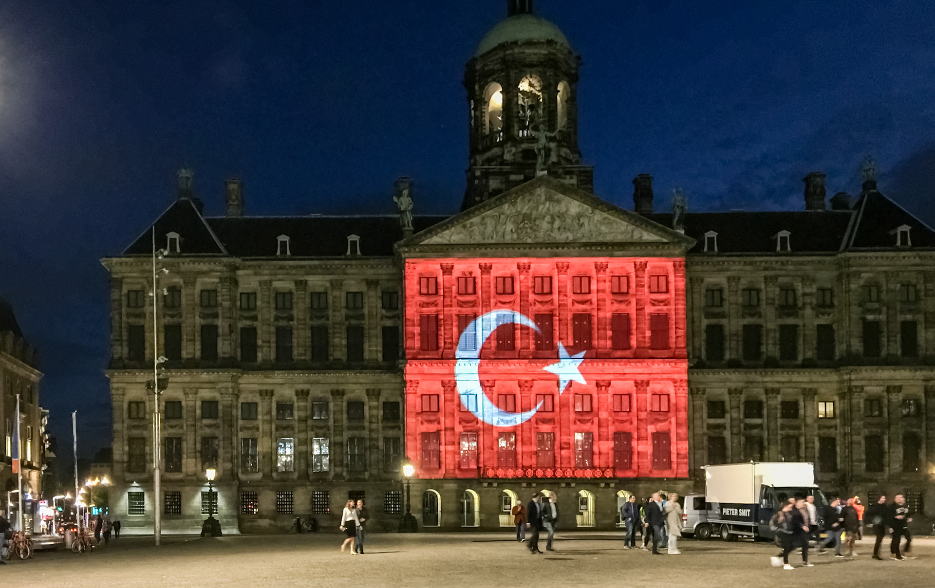 Paleis op de Dam verlicht met de Turkse vlag na dodelijke aanslag op de luchthaven van  Istanbul in 2016
