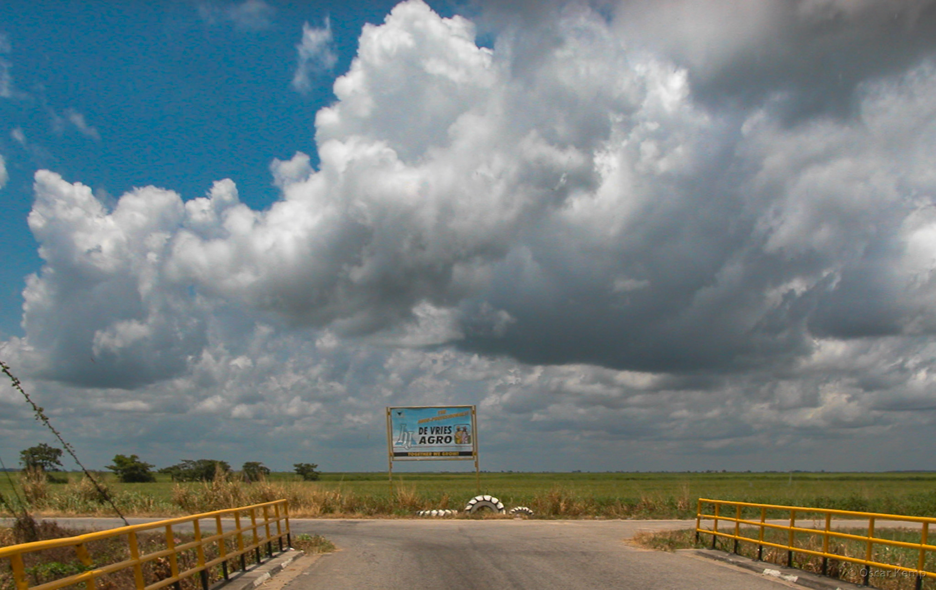Oost-West Verbinding / Prominent intersection with Kaaimanpolder on the right and left towards Wageningen [2004 09]