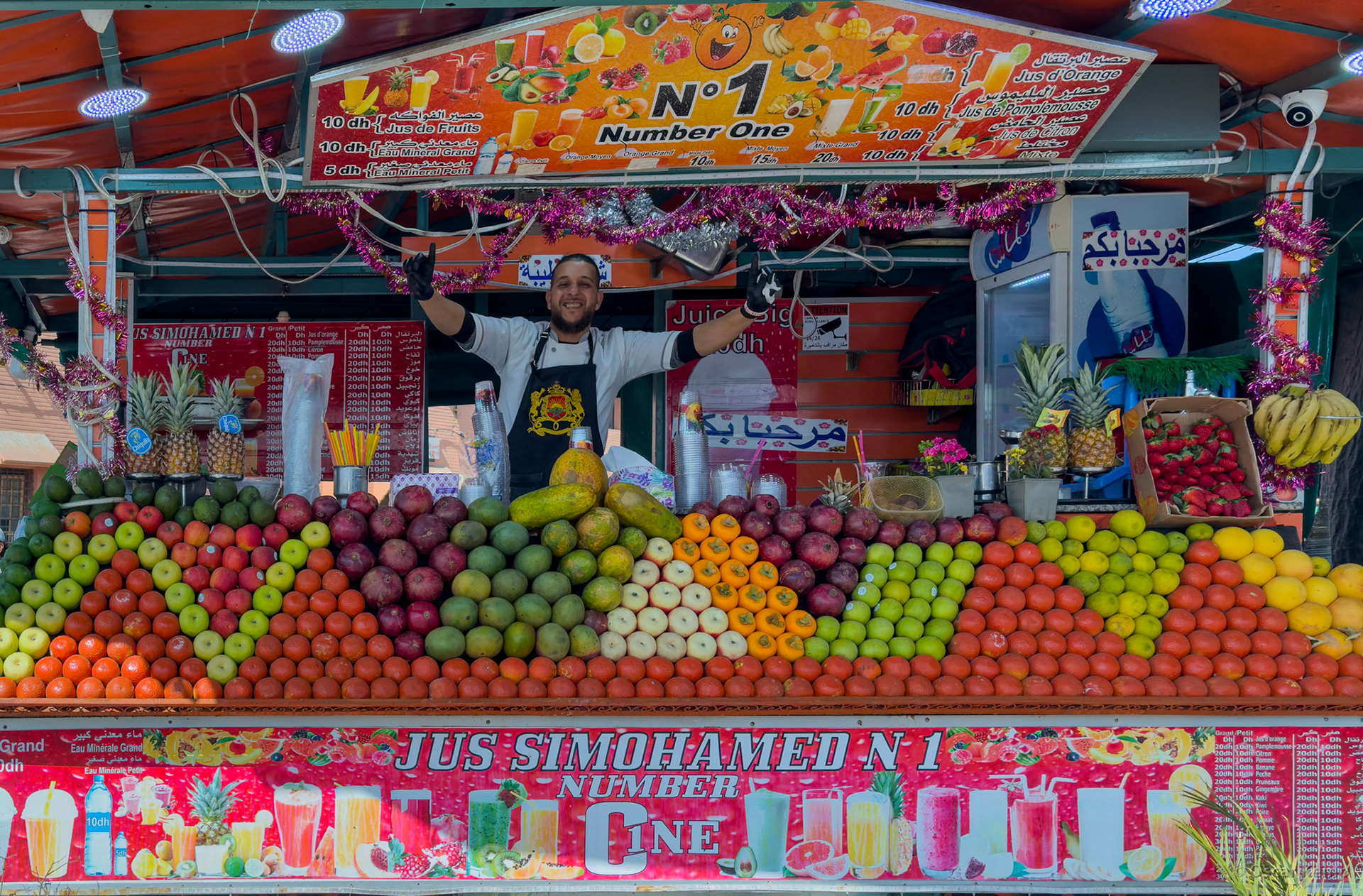 Marrakech-Place Djemaa el Fna / Enthusiastic seller of fresh fruit juice [Marocco, 2025 02]