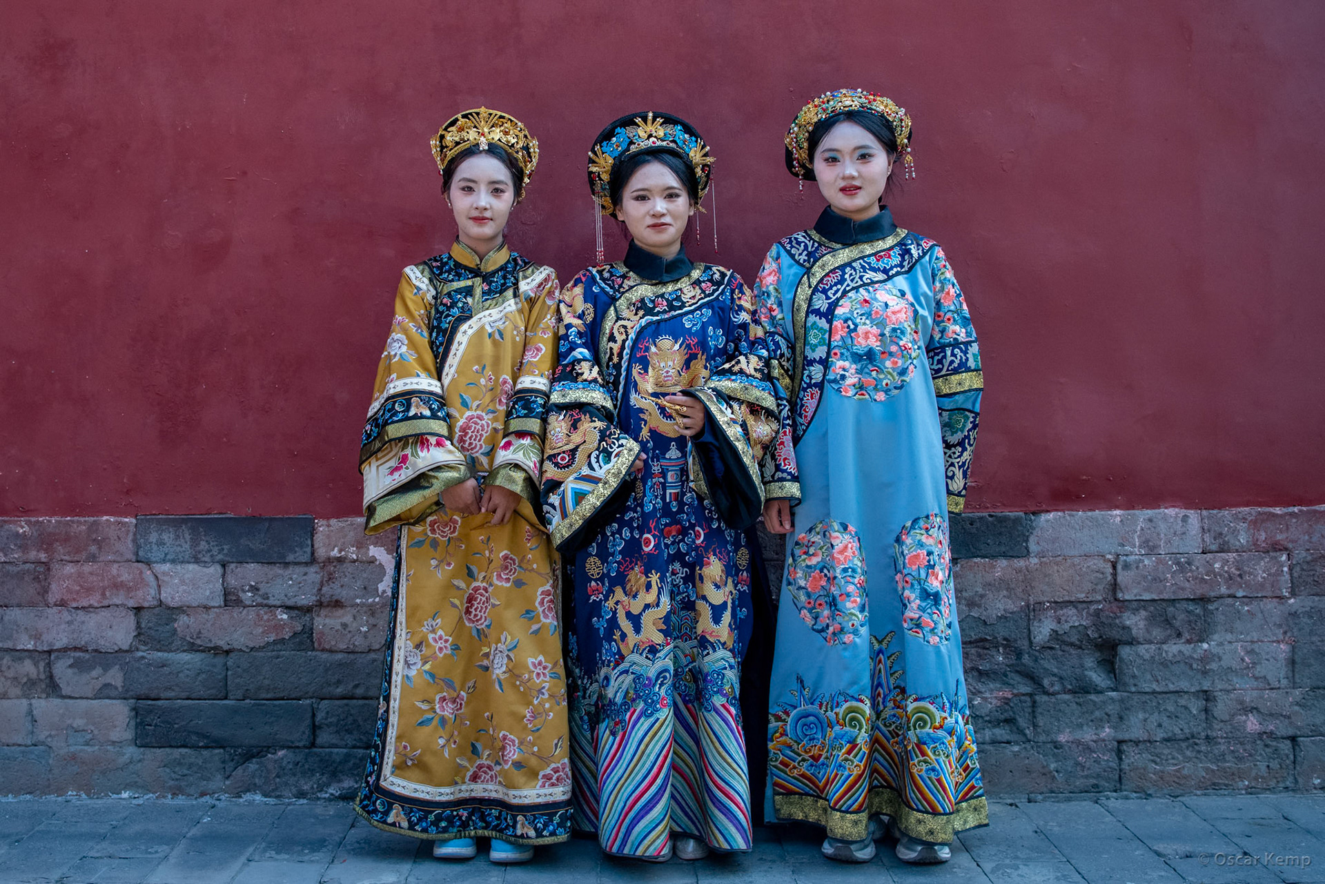 Temple of Heaven Park / Friendly local beauty in (popular) traditional costumes  [China, 2025 05]