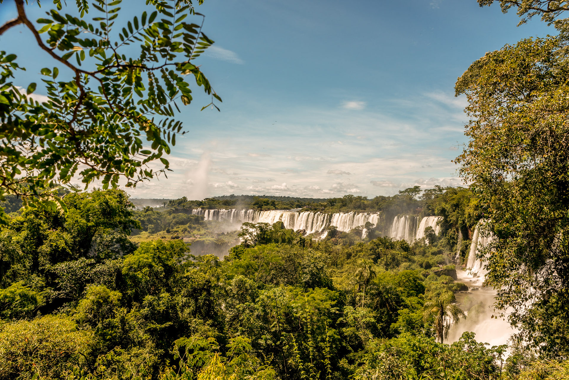 Argentinean  Iguazú / Jungle view of the massive Iguazu Falls [2016 12]