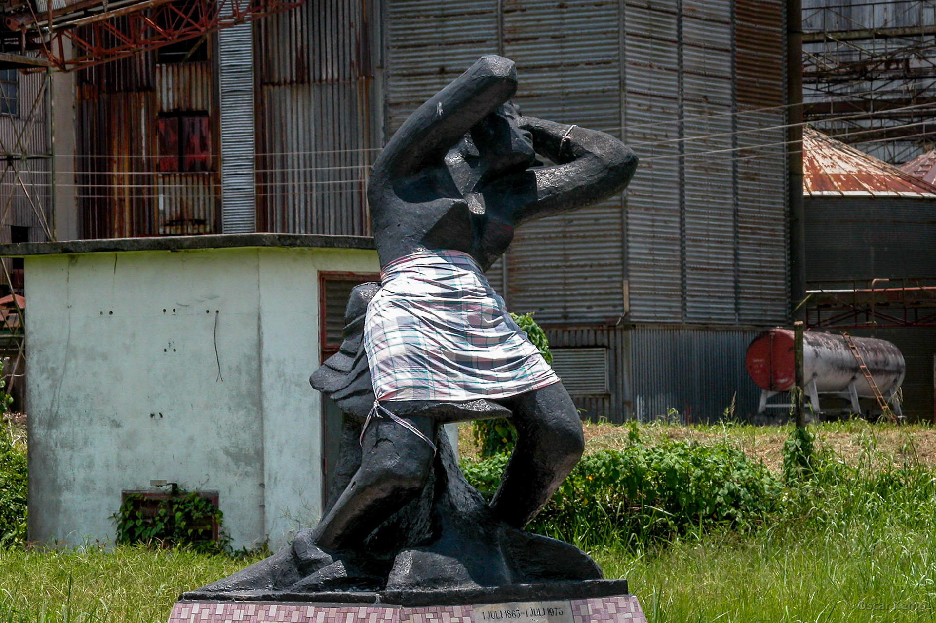 Oost-West Verbinding, Wageningen / Statue of Alida (1775), enslaved Surinamese woman whose breasts were cut off by jealous planter's wife du Plessis [2004 09]