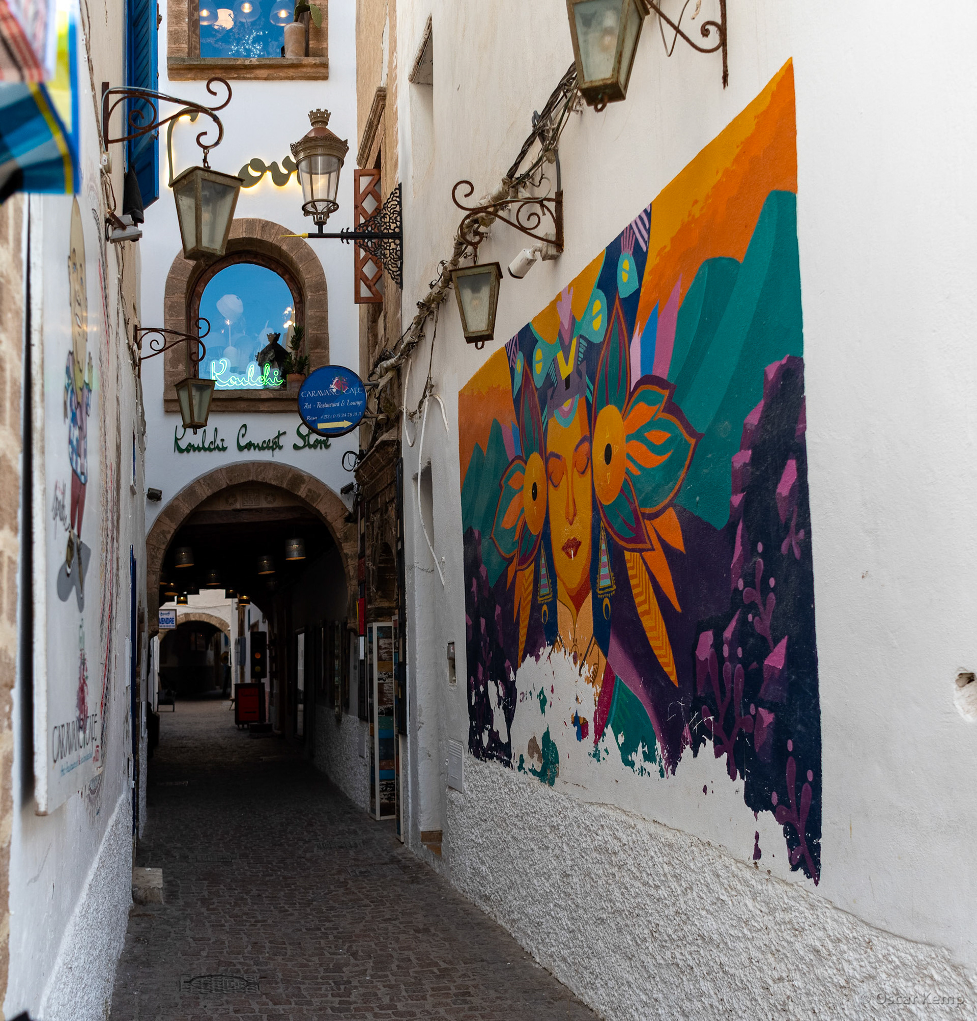 Essaouira-Av. de L'Istiqlal / Artistic graffiti in shopping alley [Marocco, 2025 02]