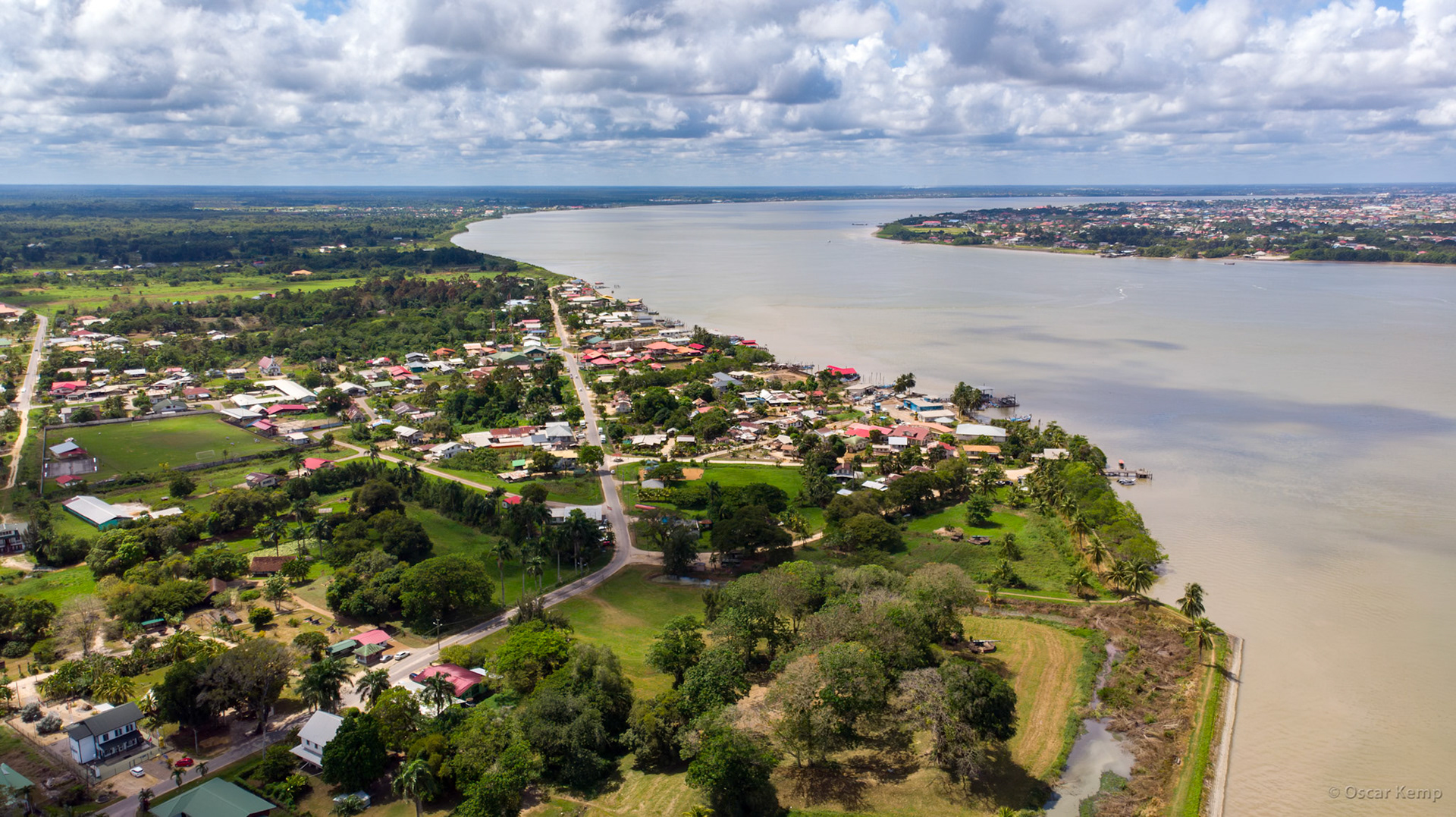 Commewijne rivier / Bird's eye view of the mouth of the Suriname River with Nieuw Amsterdam (left in the foreground) and Leonsberg on the right [Suriname, 2018 10]