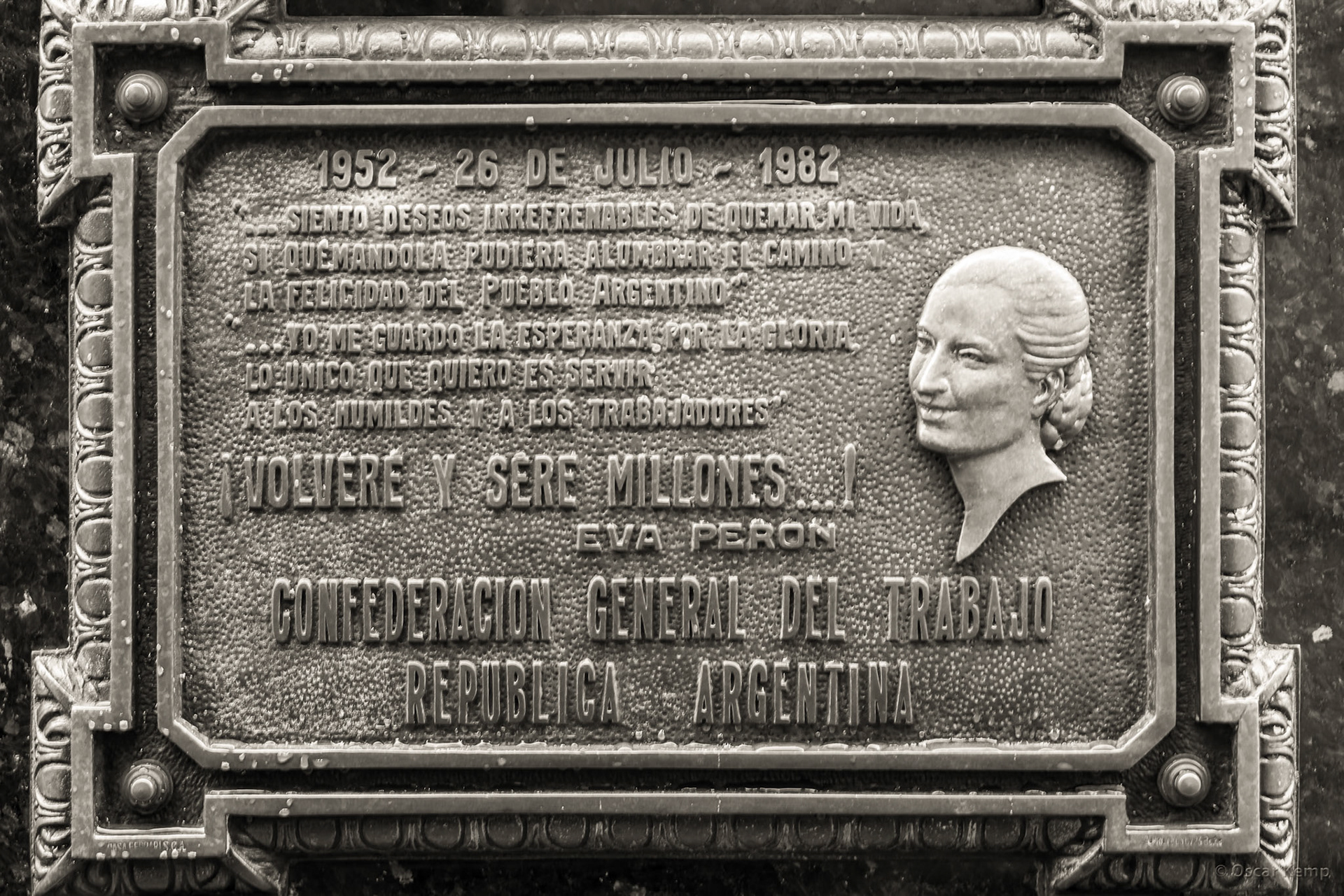 Recoleta-Cementerio de la Recoleta / Bronze plaque on the tomb of Evita Peron at the world-famous cemetery [2016 12]