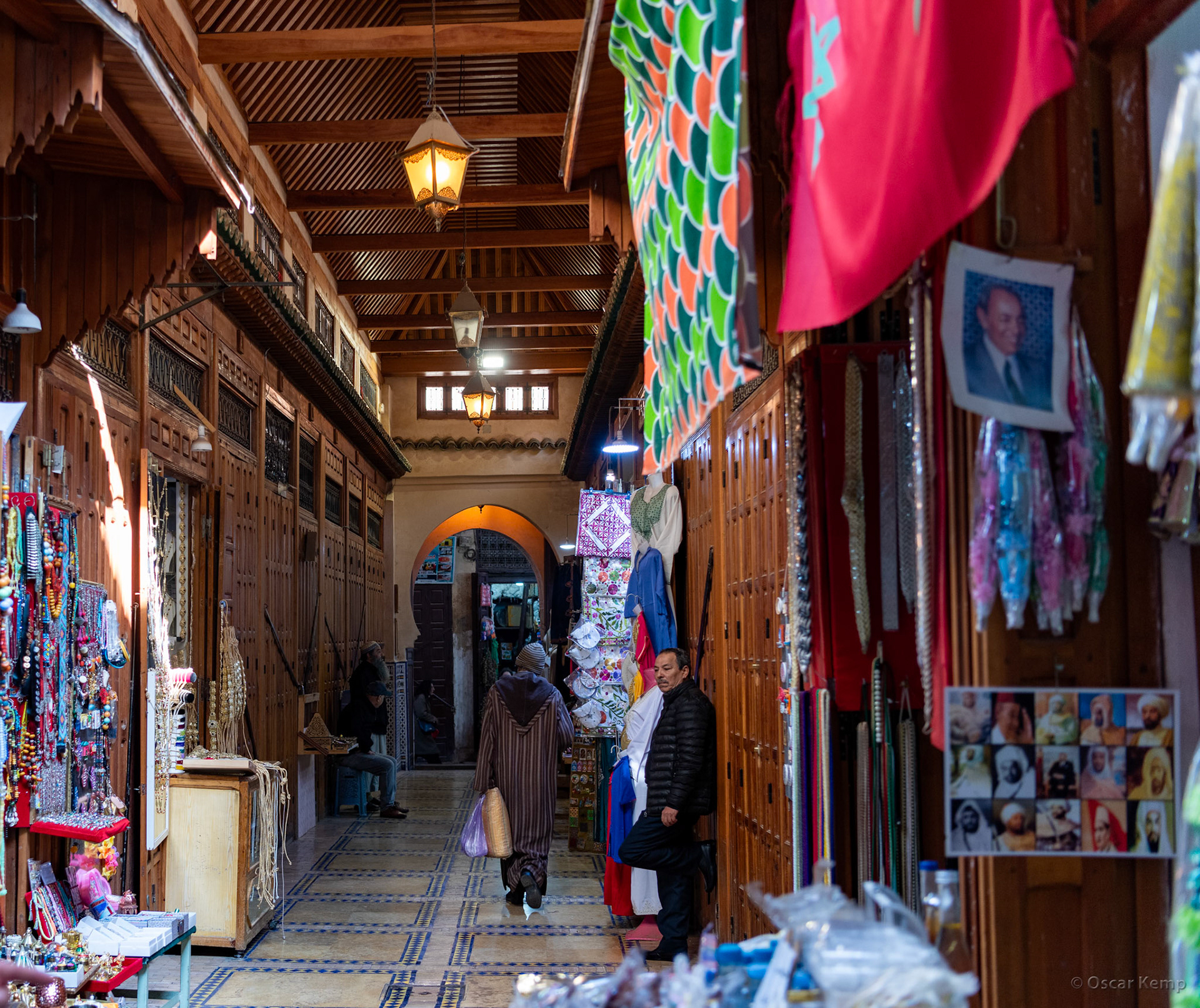 Fes-medina / Covered part of the medina with shops selling clothes, fabrics and bijouterie [Marocco, 2025 02]