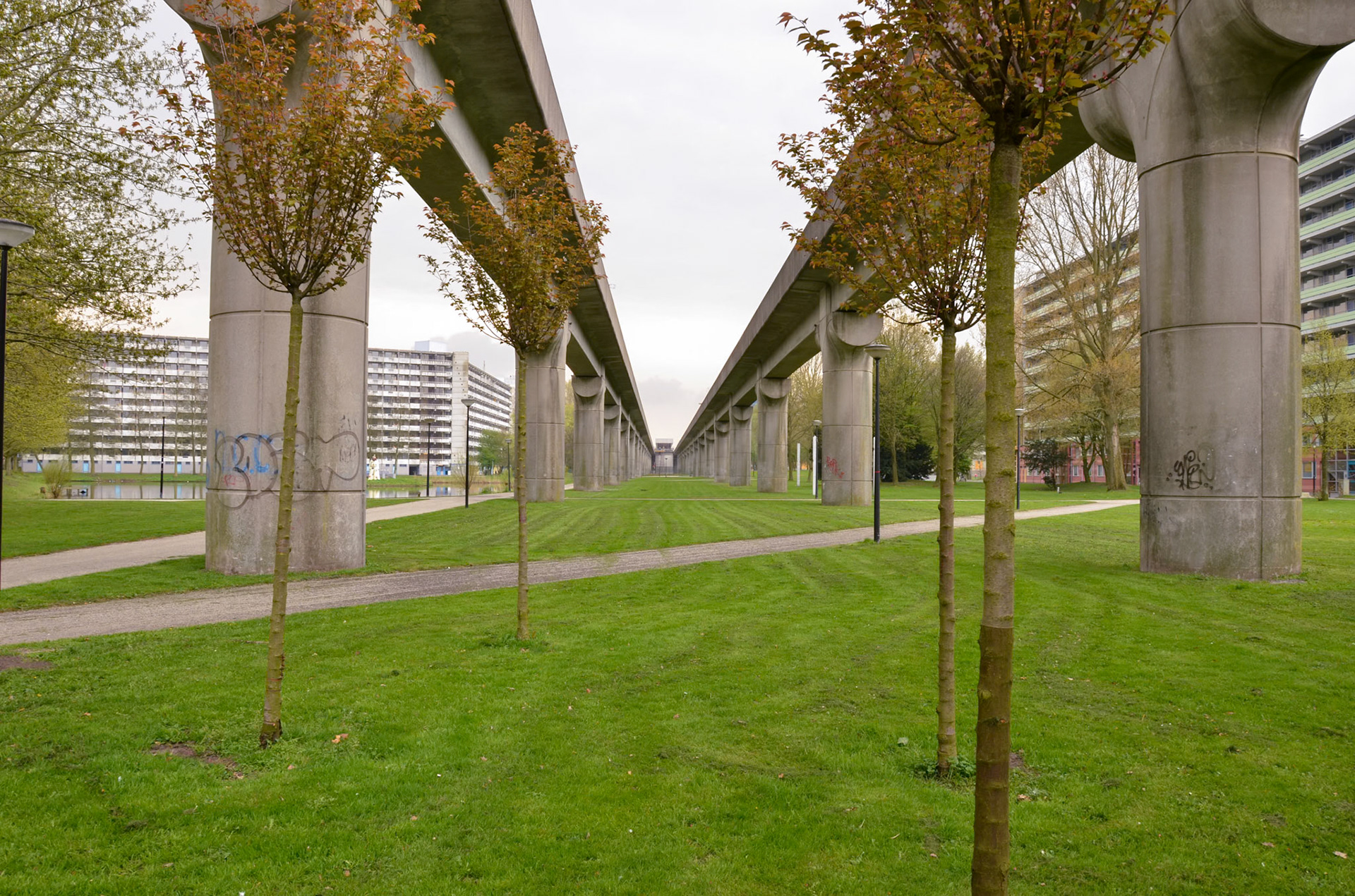 Bovengrondse metrospoor tussen stations Kraaiennest en Ganzenhoef