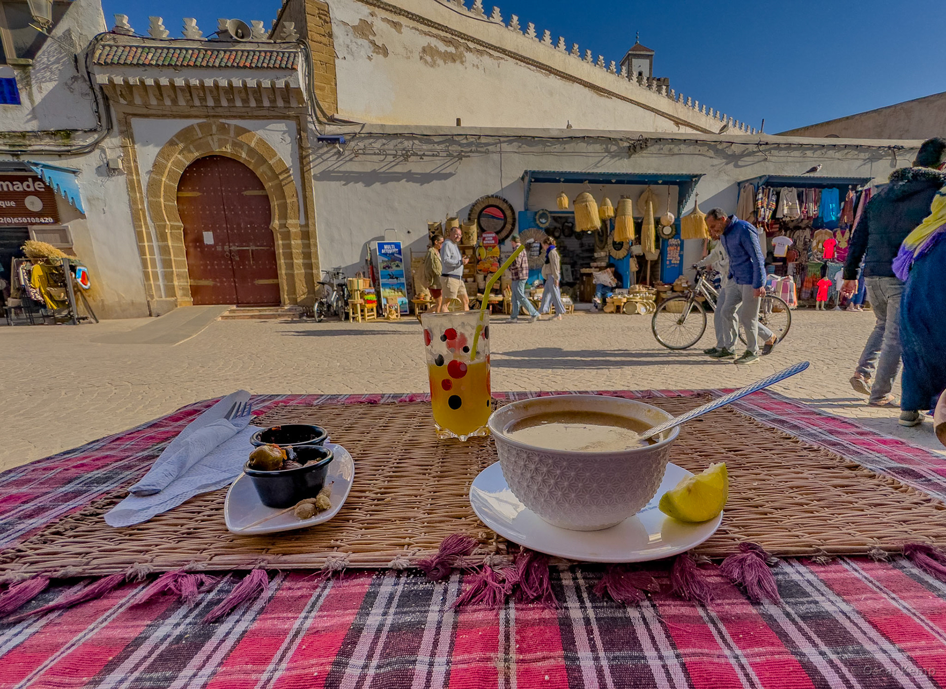 Essaouira-Av. de L'Istiqlal / Soup break with olives, orange juice and relaxing street view [Marocco, 2025 02]