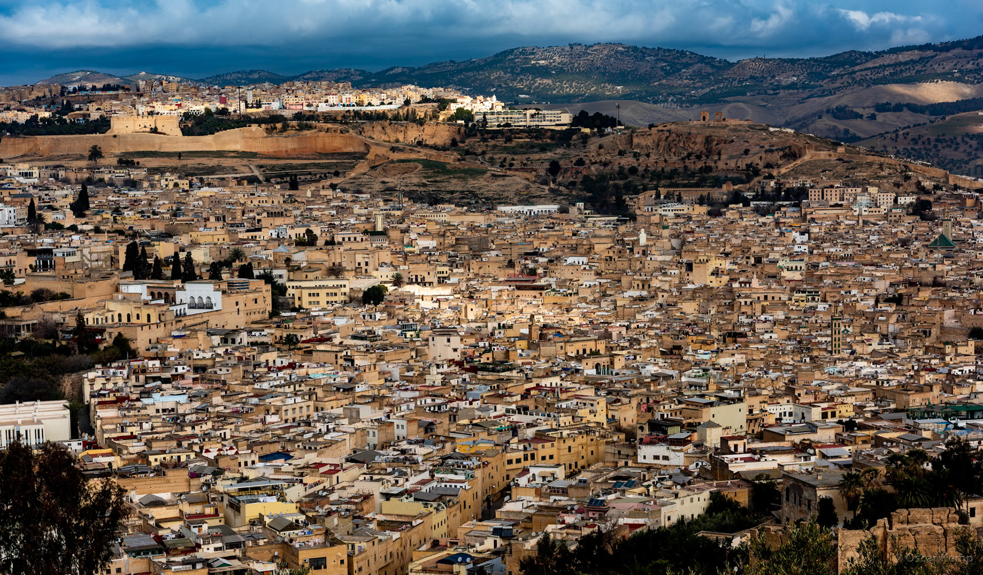 Fes / Overview of the largest medina in Morocco with Quartier Ben Debbab in the background [Marocco, 2025 02]