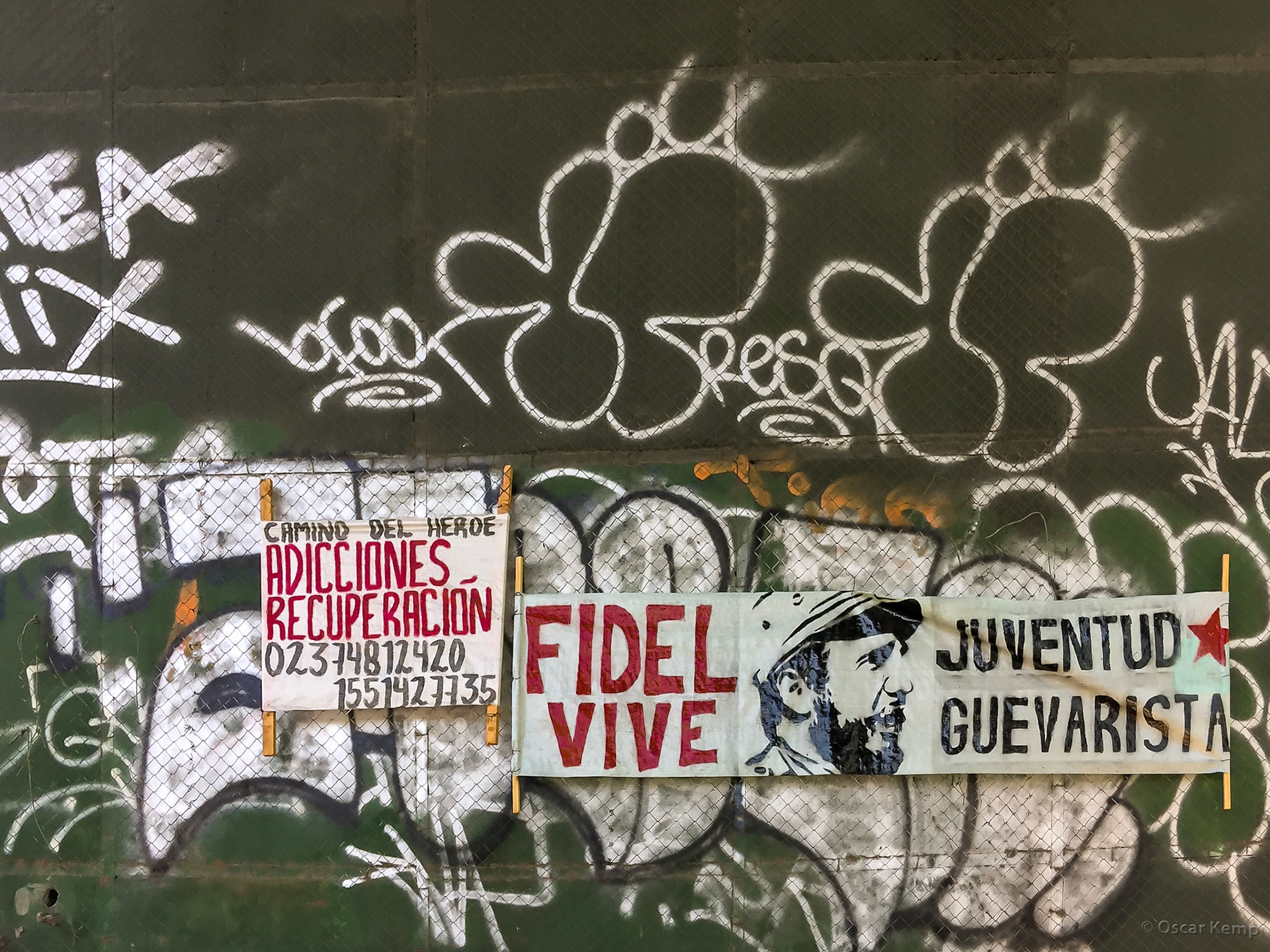 Monserrat-Av. Indepencia / Graffiti behind political banner and addiction therapy offer [2016 12]