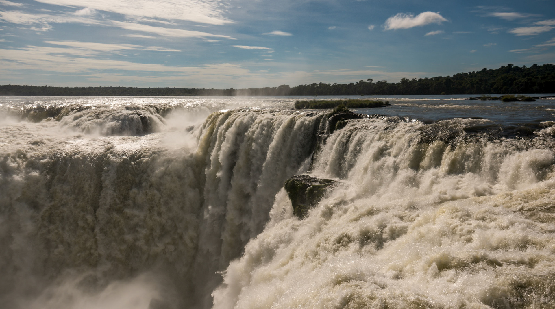 Argentinean Iguazú / Close-up of the roaring and steaming Cataratas del Iguazú [2016 12]