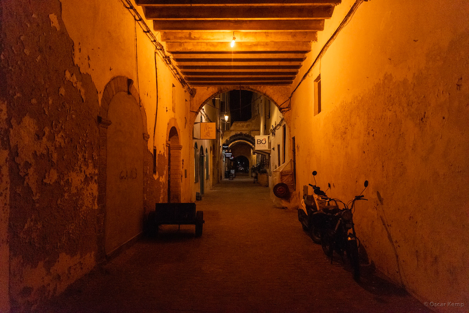 Essaouira-medina / Illuminated alley in the medina [Marocco, 2025 02]