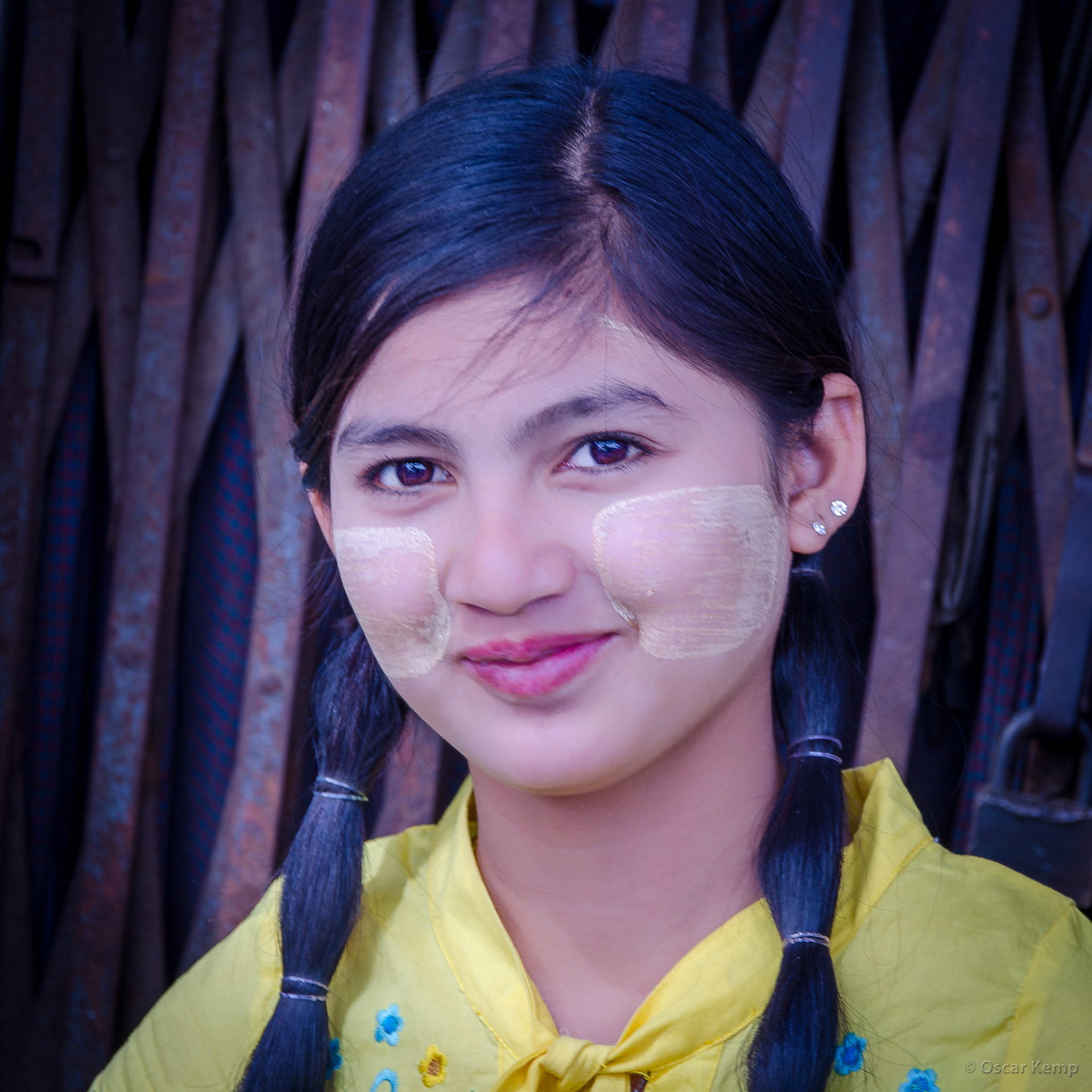 25th Steet Bazaar / Local beauty with thanaka make-up [Myanmar, 2012 01]