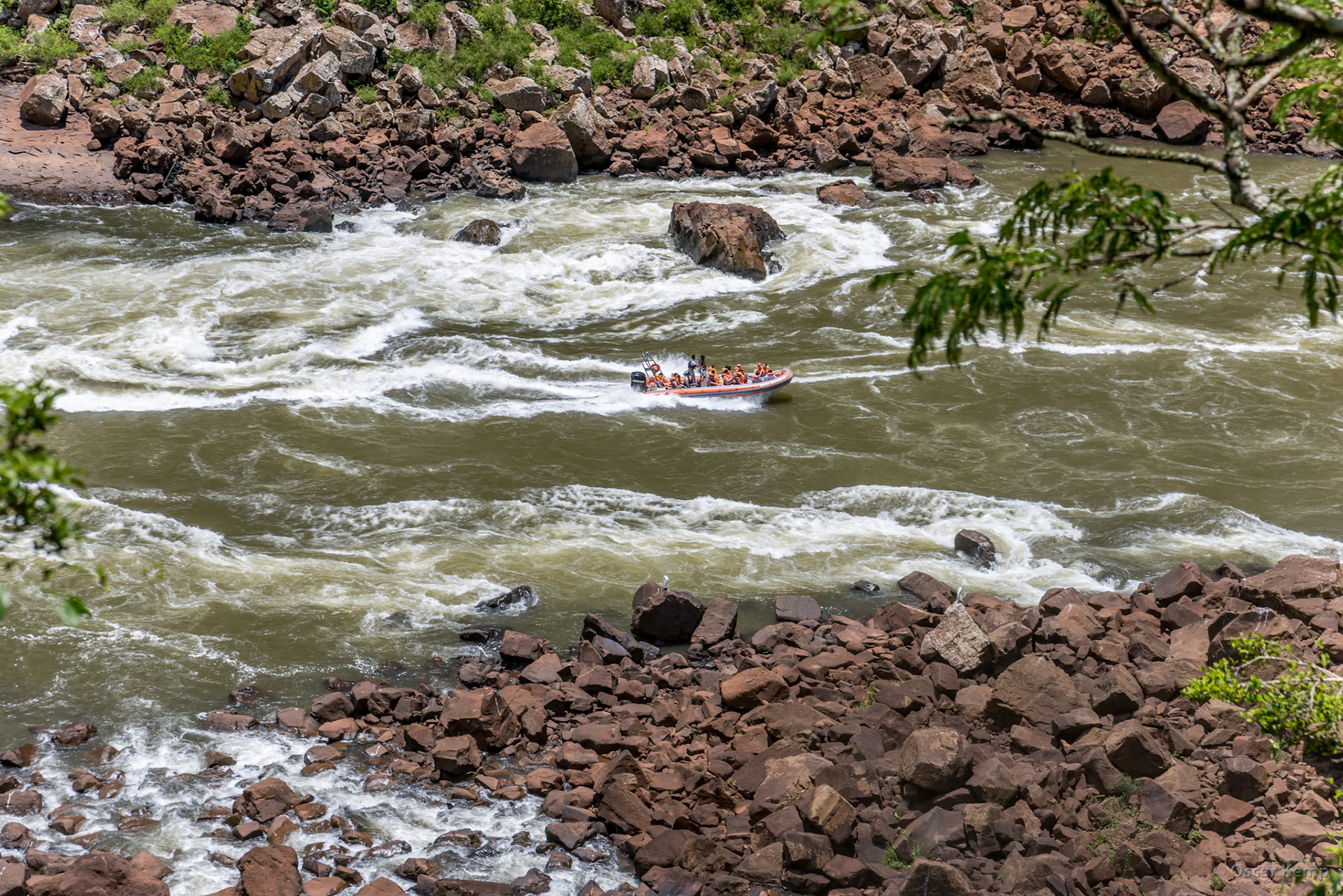 Argentinean Iguazú / Daredevils in a relatively quieter part of the waterfalls [2016 12]
