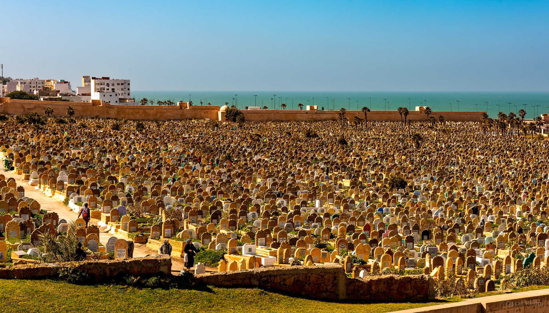 Rabat-Kasbah of Oudayas / Overcrowded cemetery [Marocco, 2025 02]
