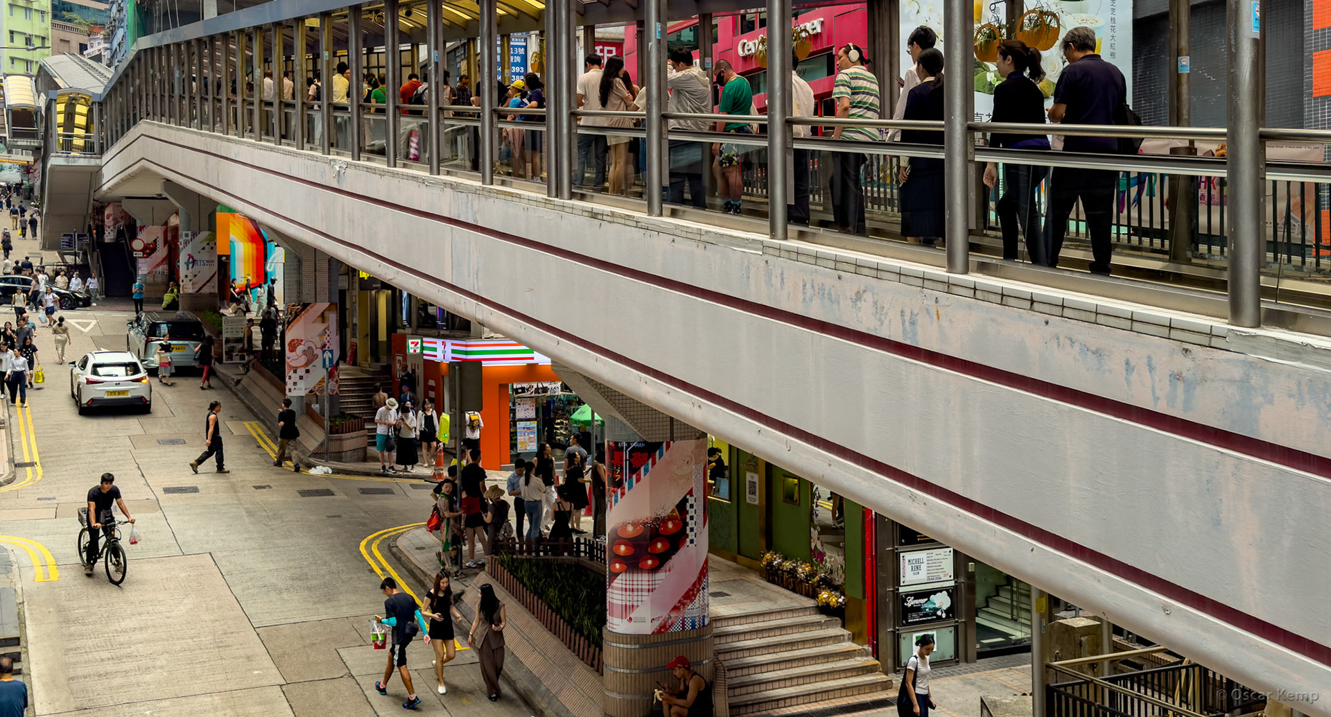 Cochrane Street / Escalators and footbridge over busy shopping streets [China, 2025 05]
