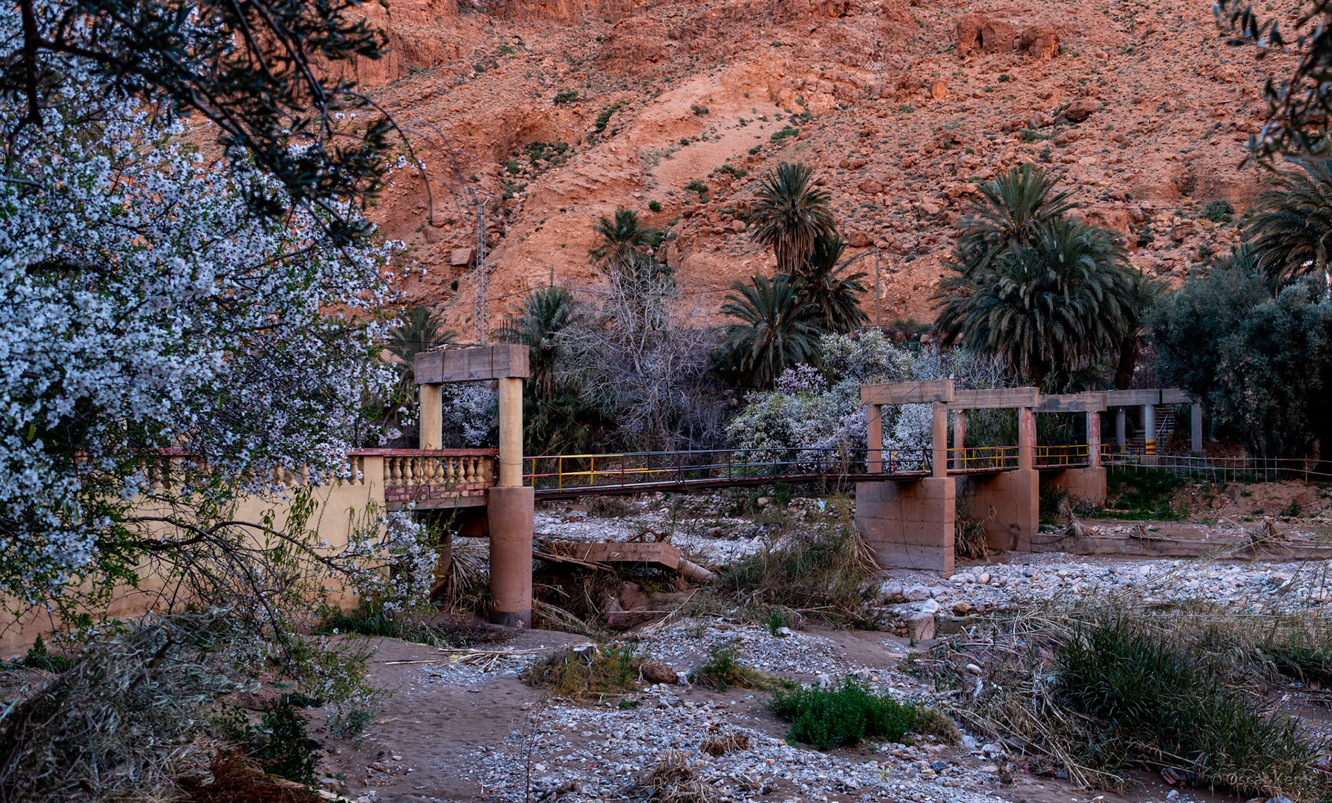 Toudgha El Oulia / Pedestrian bridge over the dried up Todra River [Marocco, 2025 02]