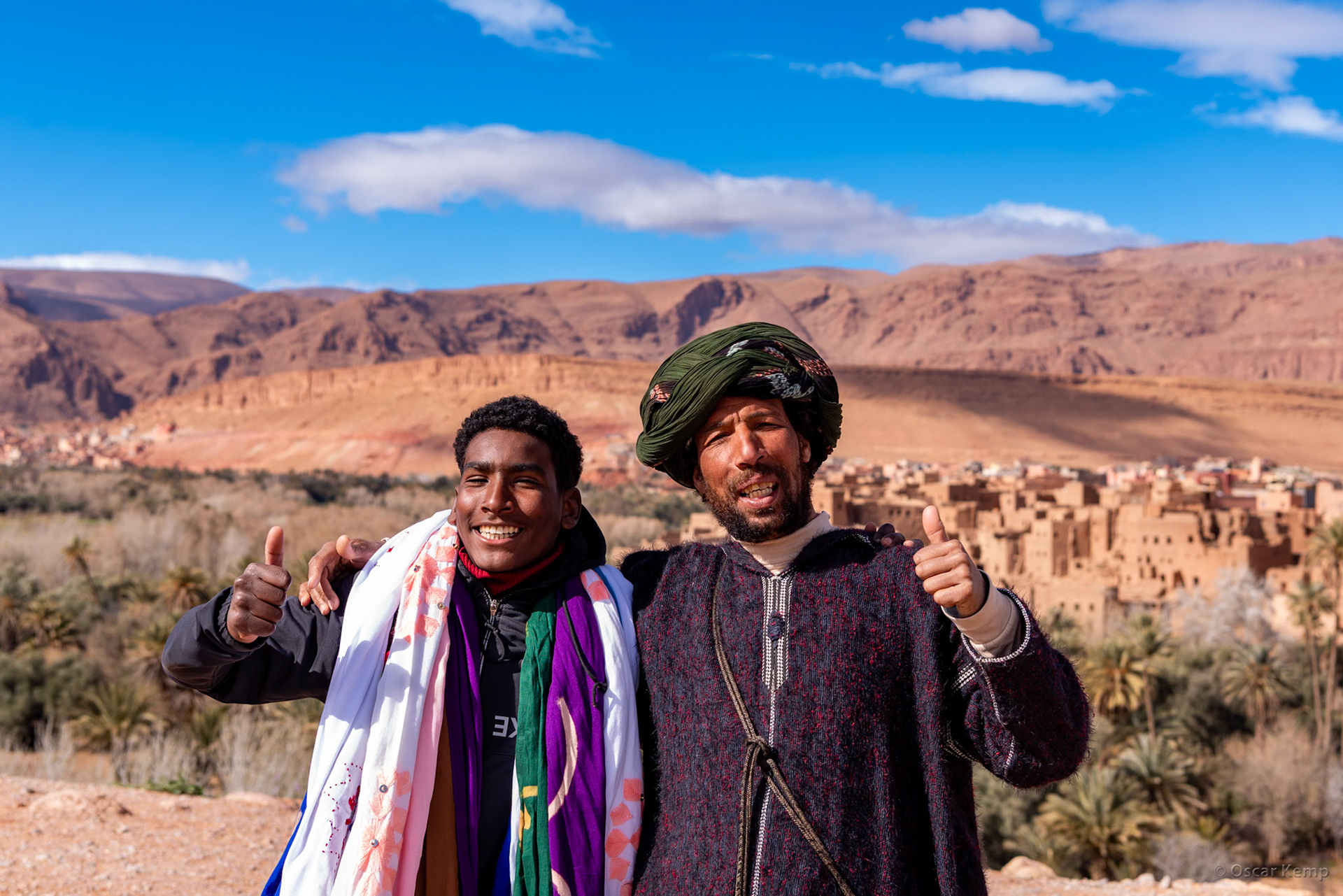 Gorge Todra Road / Photogenic street vendors with Oasis de Toudgha in background [Marocco, 2025 02]