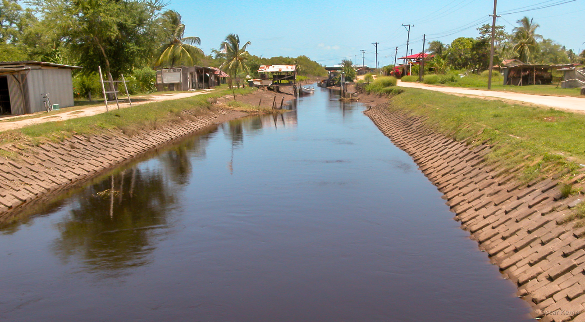 Eduard Wolfstraat / irrigation canal towards the sea [Suriname, 2004 09]