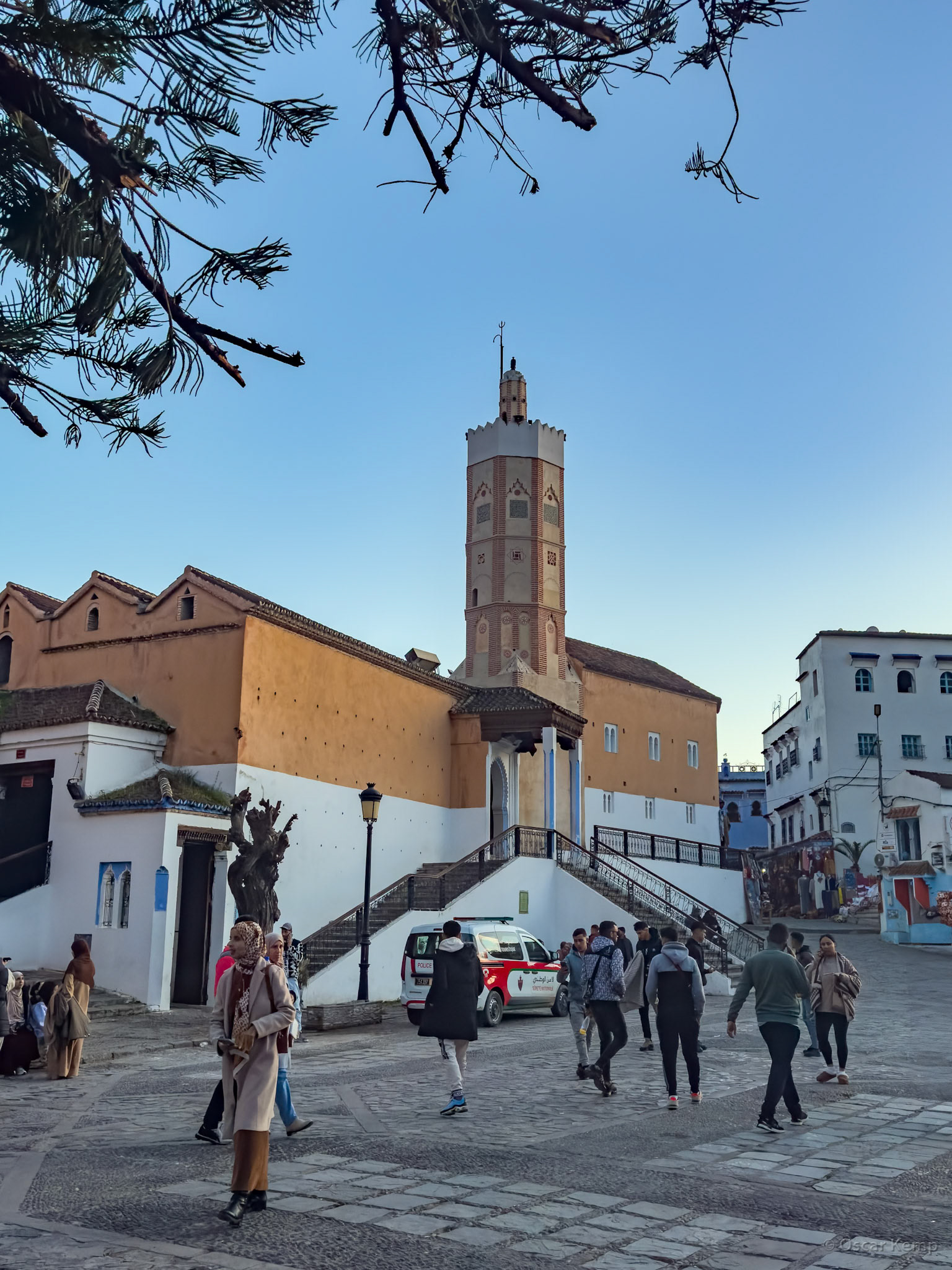 Chefchaouen-Place Outa El Hammam / Enchanting square with Grand Mosque and minaret, also with charming terraces, restaurants and entrance to medina [Marocco, 2025 02]