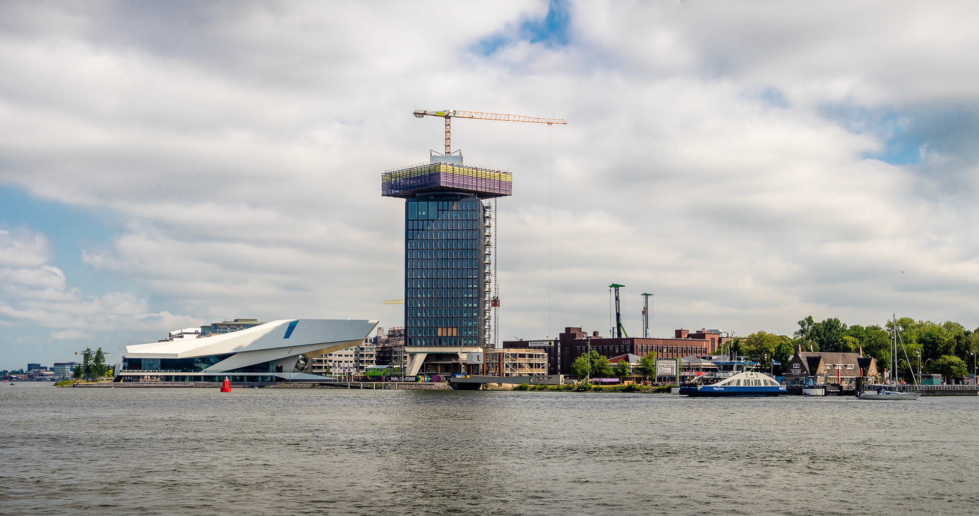 A’DAM Toren met links het Eye Filmmuseum