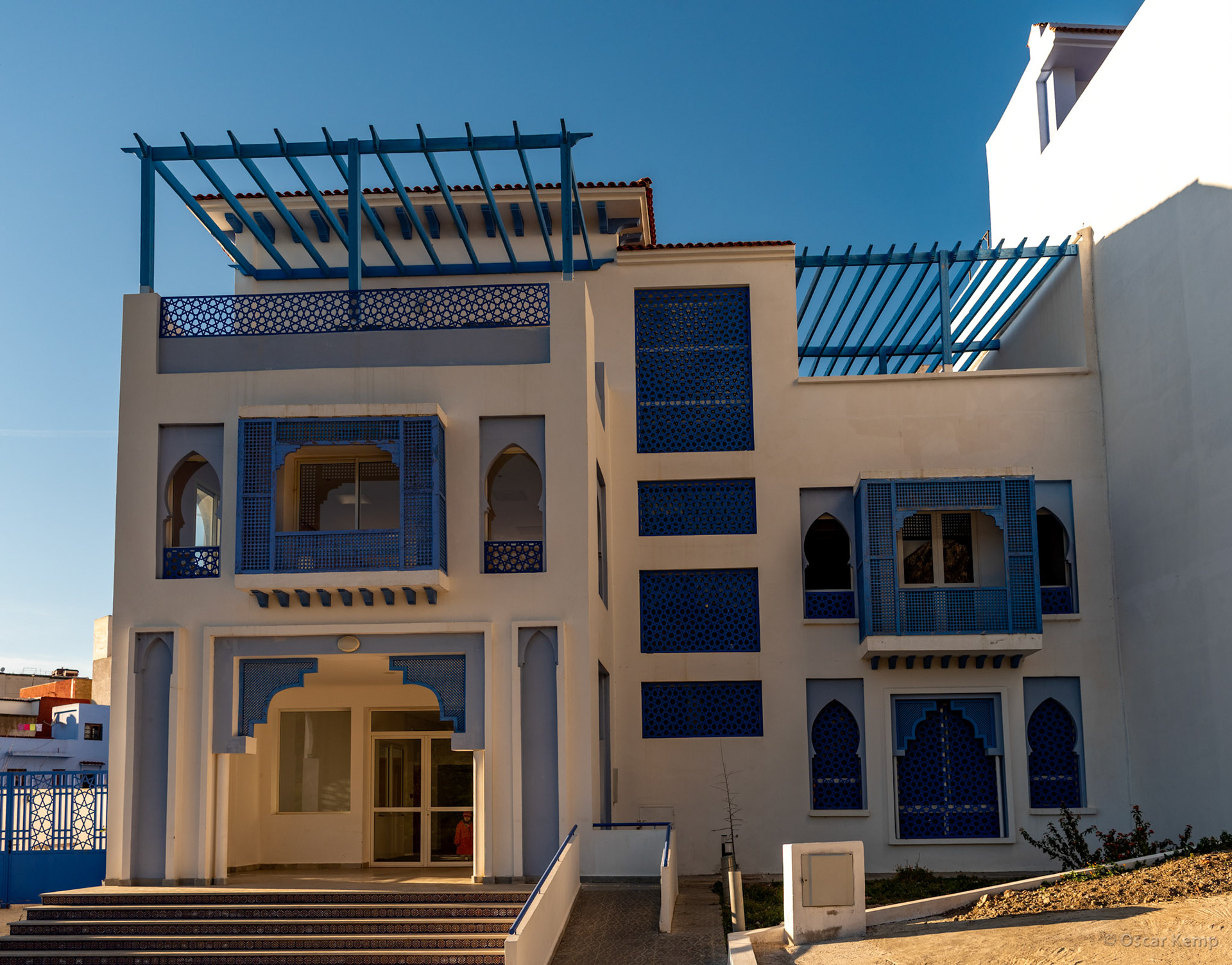 Chefchaouen / Wheelchair-friendly residential house in local architectural style with roof terraces and balconies [Marocco, 2025 02]