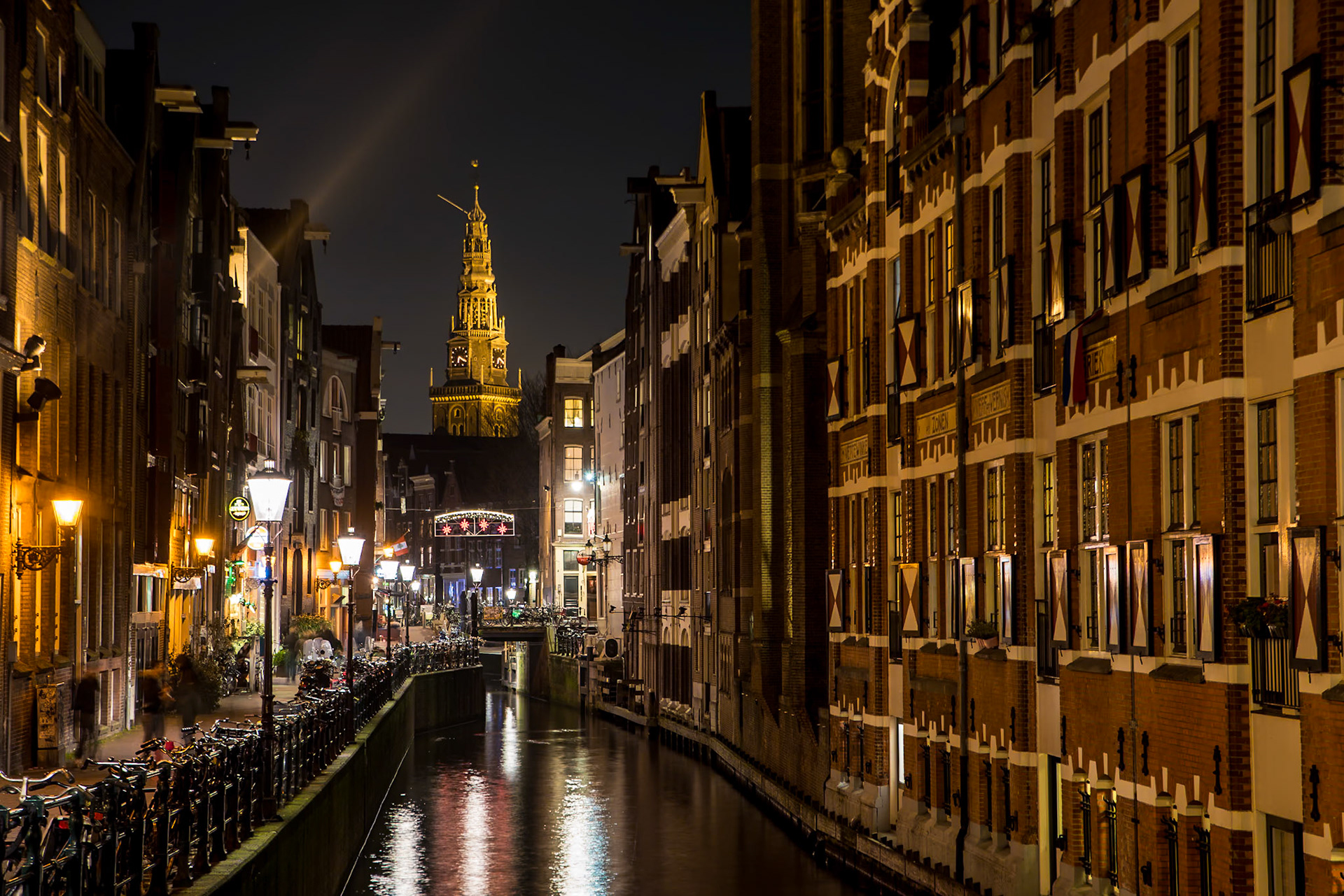 Nightshot @ Prins Hendrikkade met toren van de Oude Kerk